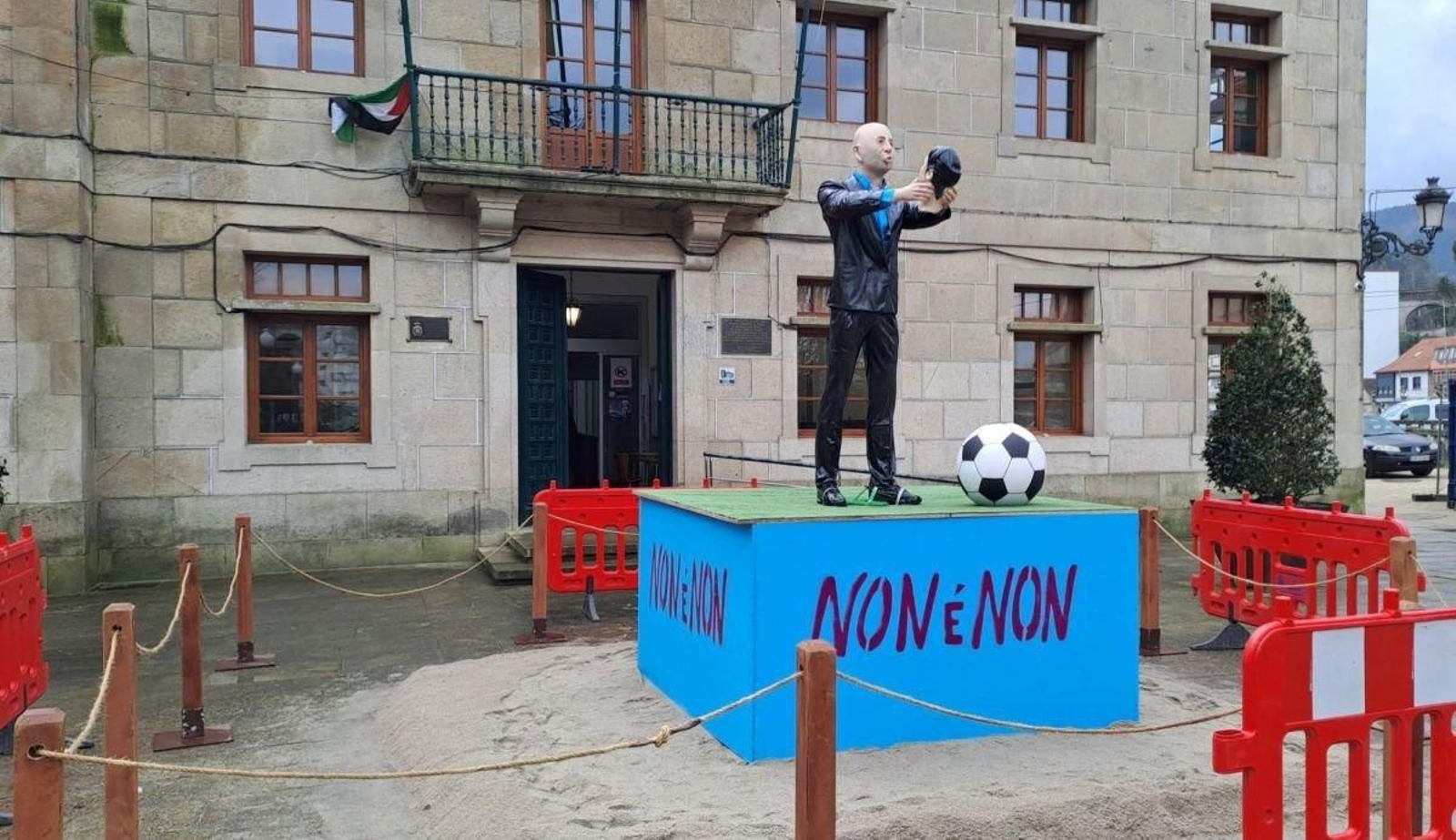 El Meco representa a Rubiales queriendo besar la cabeza de Hermoso.