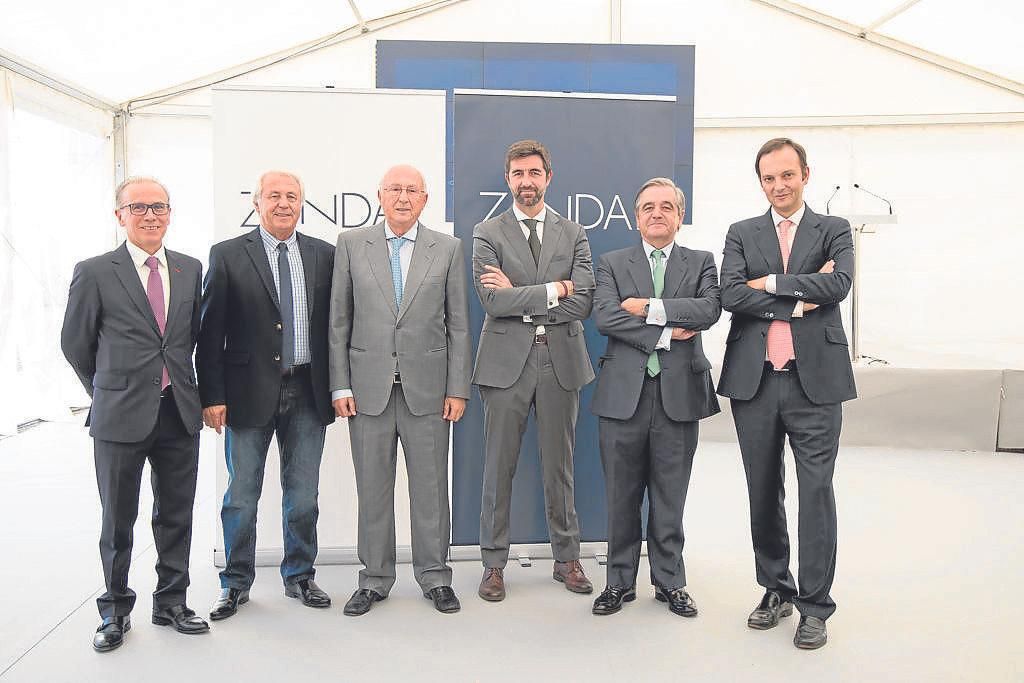 Directivos del grupo con su presidente Pedro Fernández Puentes (3i).