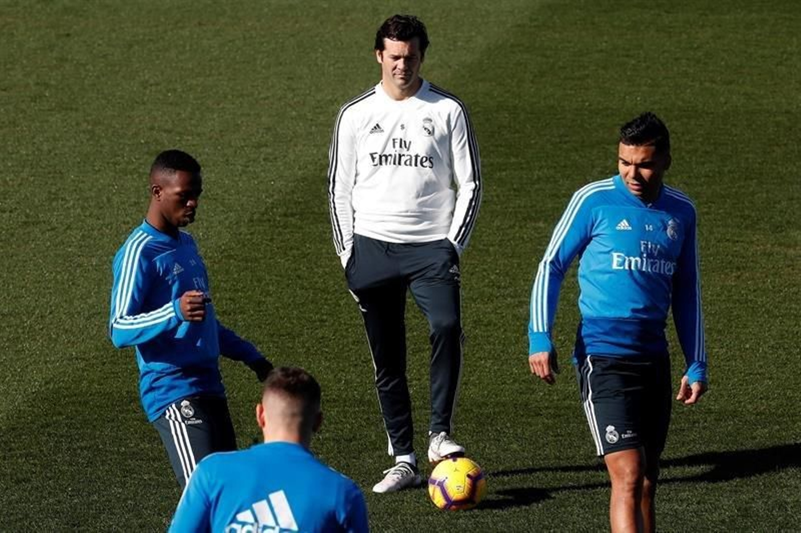 Los jugadores del Real Madrid Vinicius (i) y Casemiro (d), junto al entrenador santiago Solari (c)