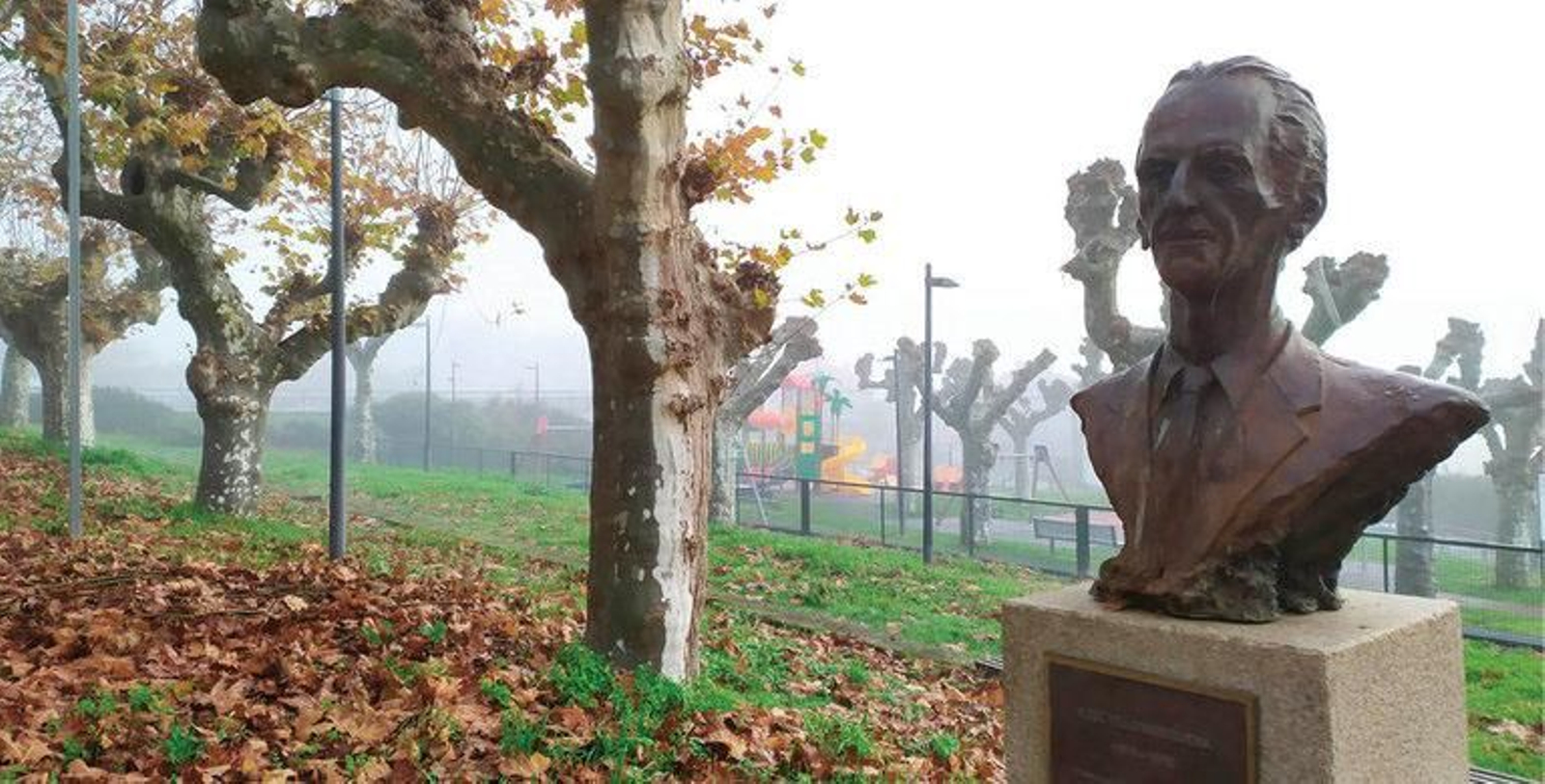 Monumento dedicado a Pepe Velo en el paseo central del parque de As Triguerizas