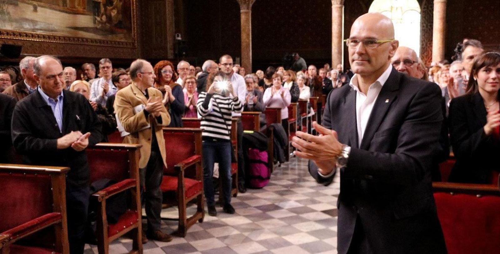 conseller-raul-romeva-aplaude-los-homenajeados-acto-generalitat-dedicado-los-represaliados-por-guerra-civil-franquismo-este-domingo-paraninfo-1479649765831