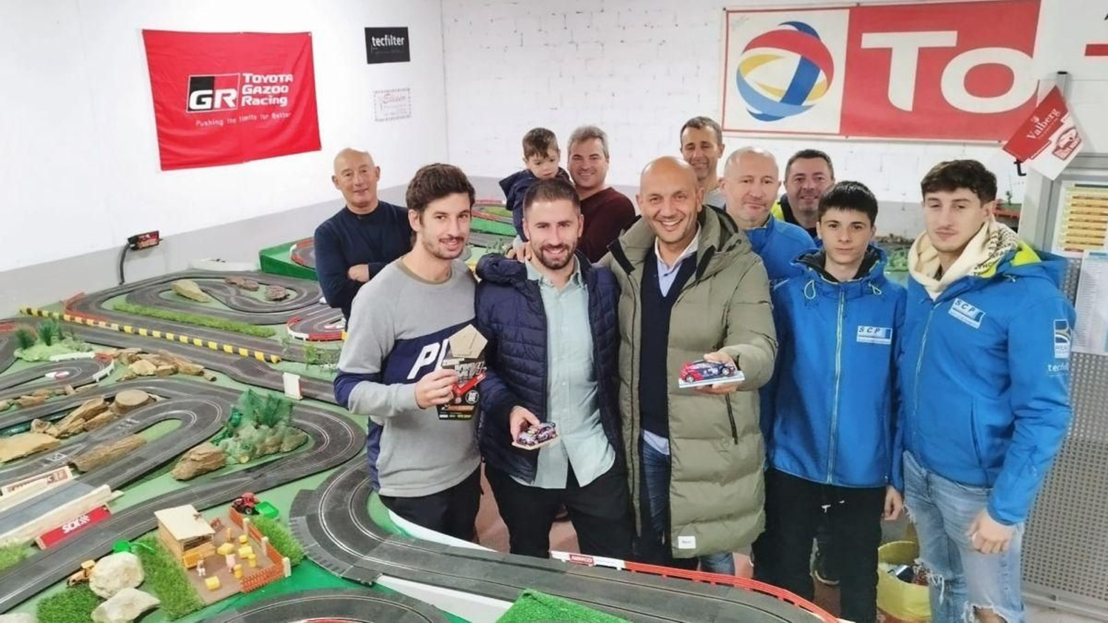 El alcalde felicitó a los flamantes campeones del Slot Club Porriño en el campeonato de España de Scsalextric.