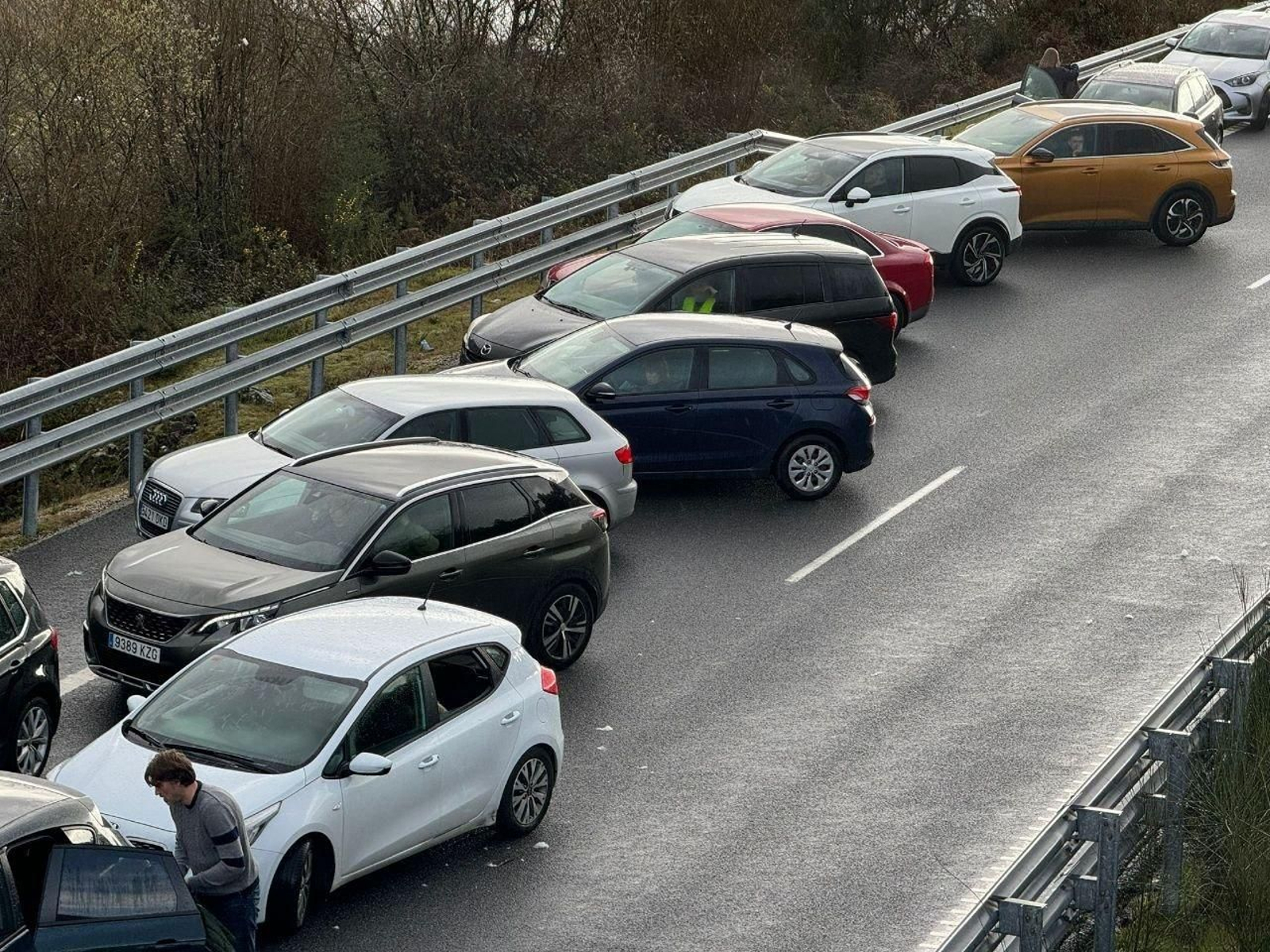 Choque entre varios vehículos en la A-52.