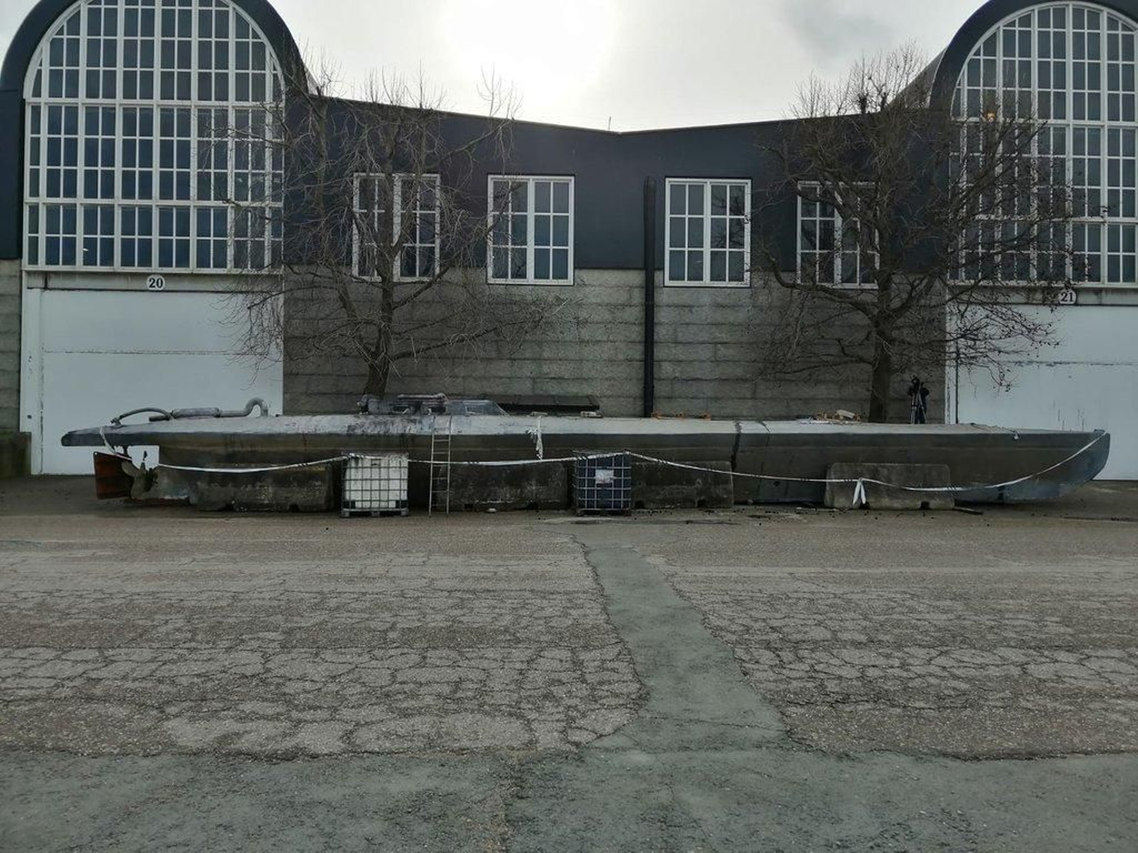 El narcosubmarino en las instalaciones de Zona Franca en Vigo 3