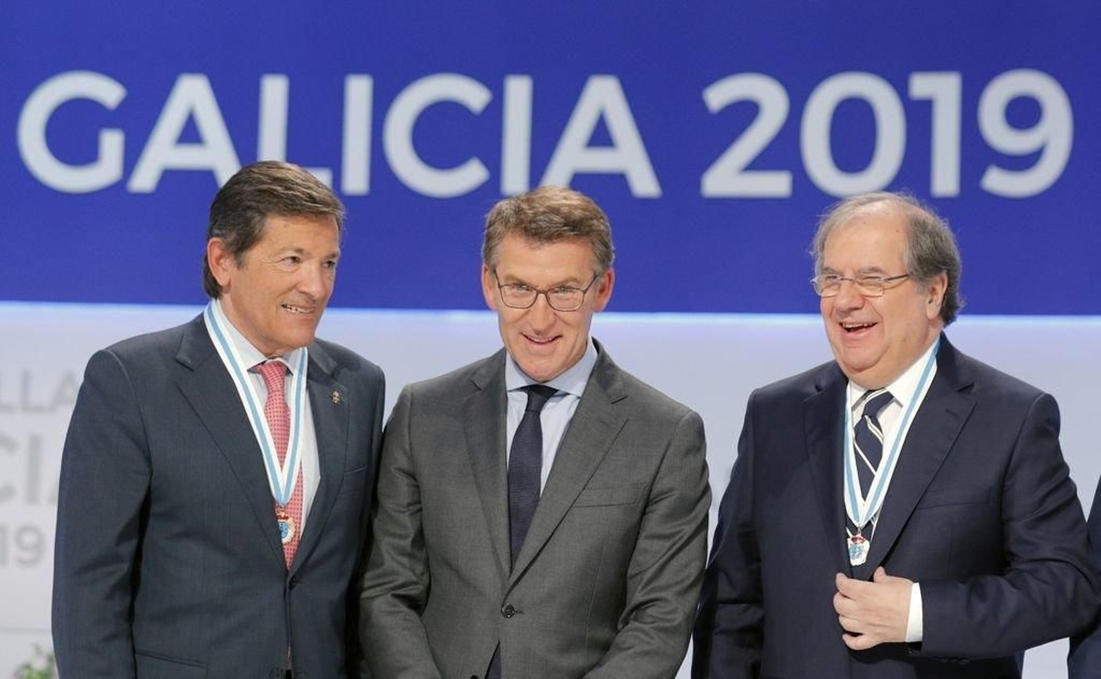 Javier Fernández, Alberto Núñez Feijóo y Juan Vicente Herrera, durante el acto de entrega de las Medallas Galicia 2019.