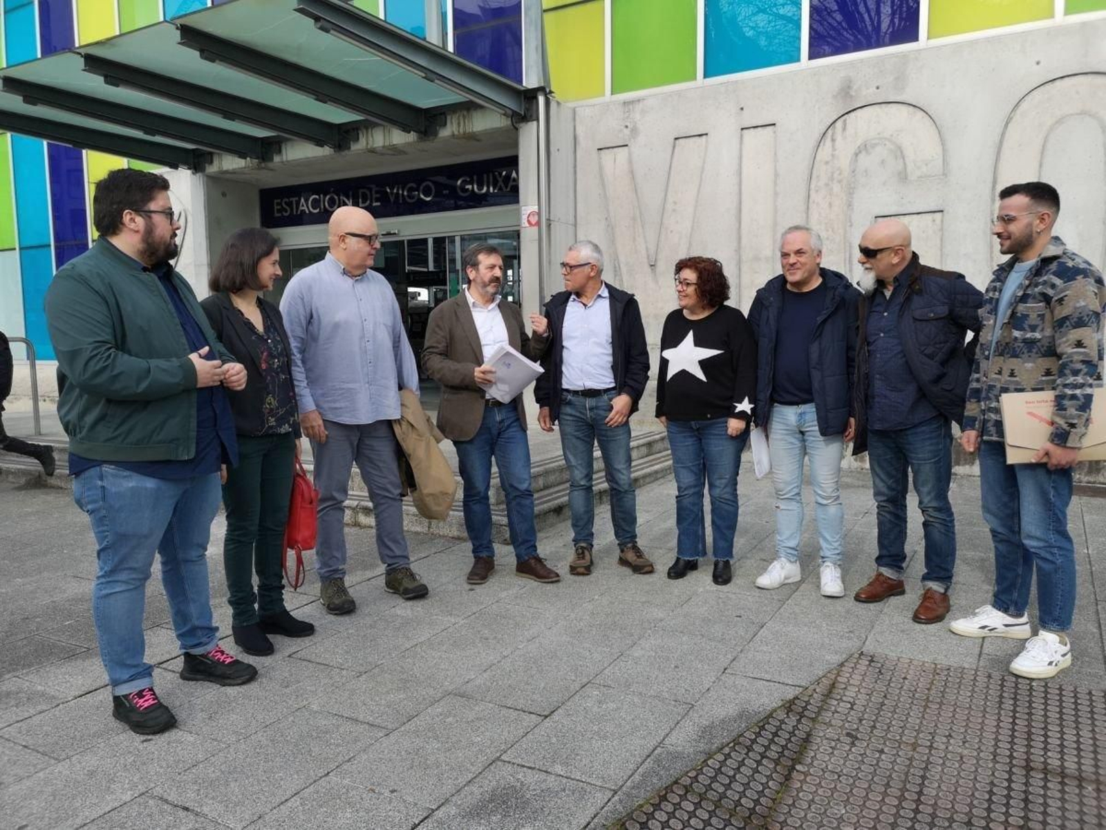 Luís Bará, en la estación de Guixar junto con los candidatos Carmela González y Brais Ruanova.