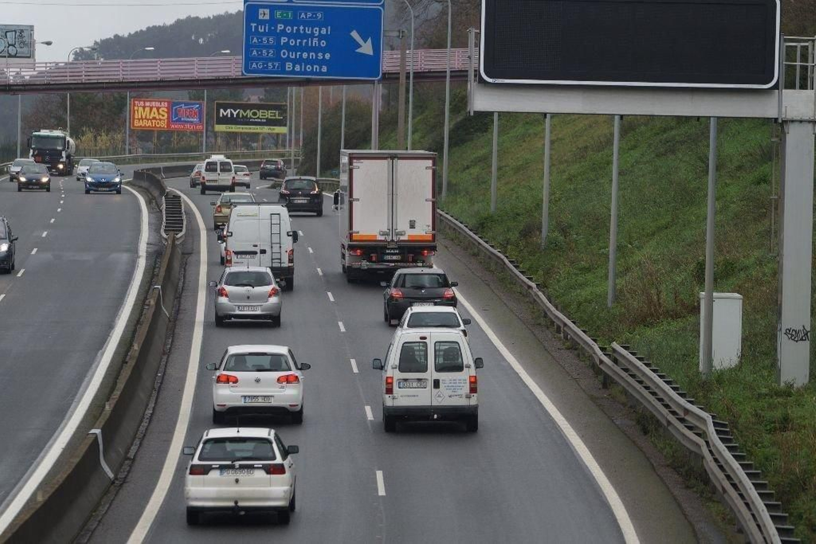 Uno de los radares que vigila la velocidad en la AP-9, en Vigo.
