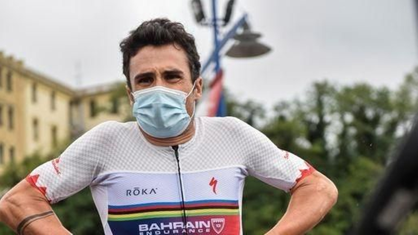 Javier Gómez Noya se prepara para coger la bicicleta, ayer, en Bilbao.