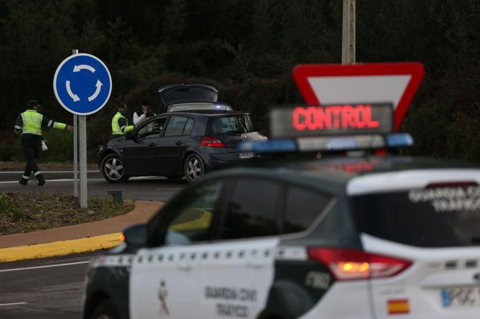 La Guardia Civil realiza controles en los accesos a la ciudad para vigilar la movilidad // Alberte