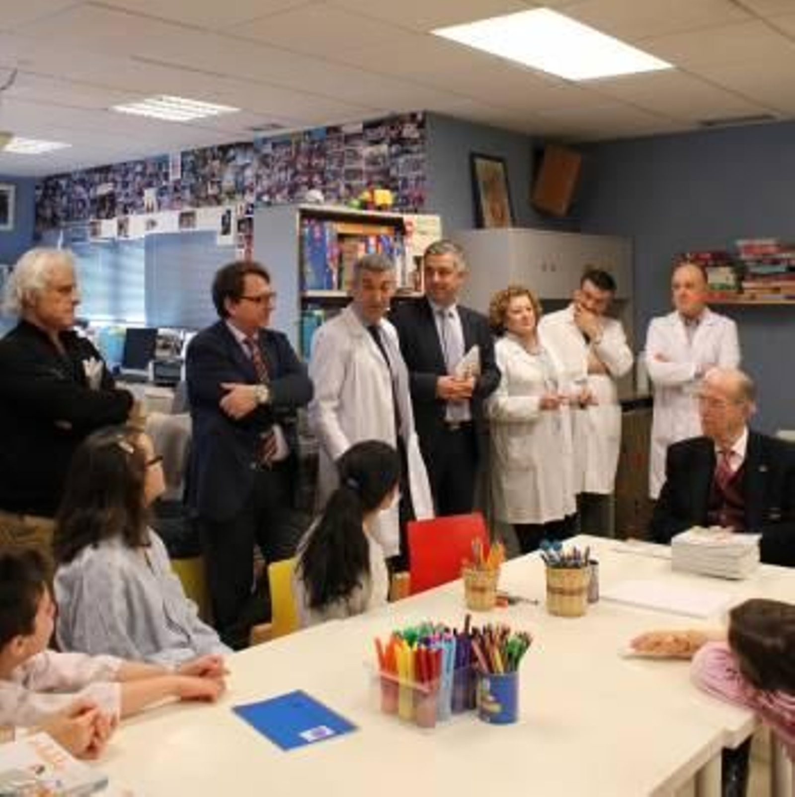 Fernández Albor (derecha) e Pepe Carreiro (esquerda), cos nenos e os participantes na presentación. (Foto: ARCHIVO)