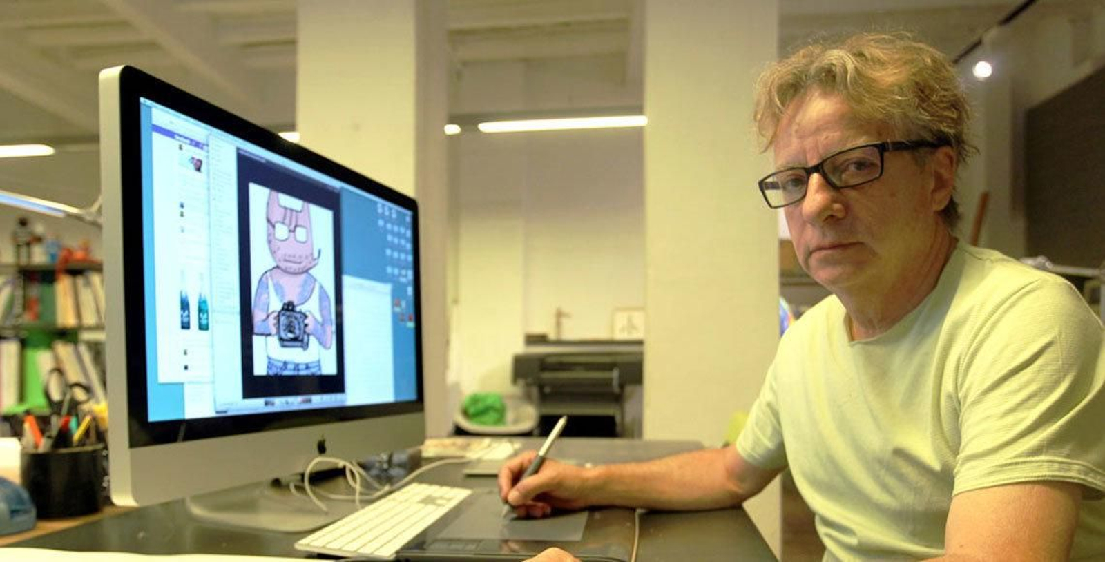 El diseñador español, Javier Mariscal, muestra a Cobi, una de sus creaciones más famosas.