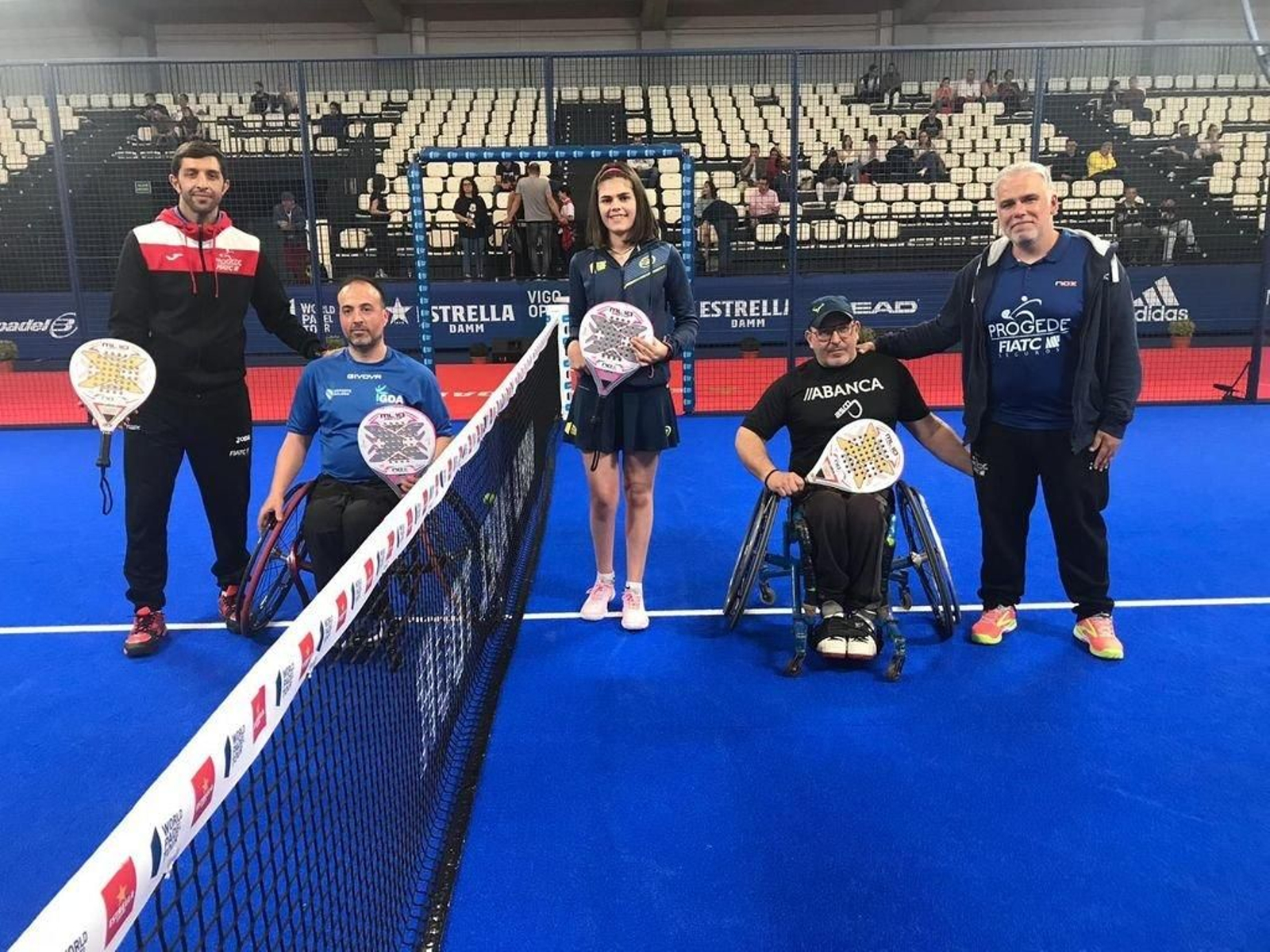 Jugadores del club Sin Red Vigo Pádel, ayer, en el Ifevi.