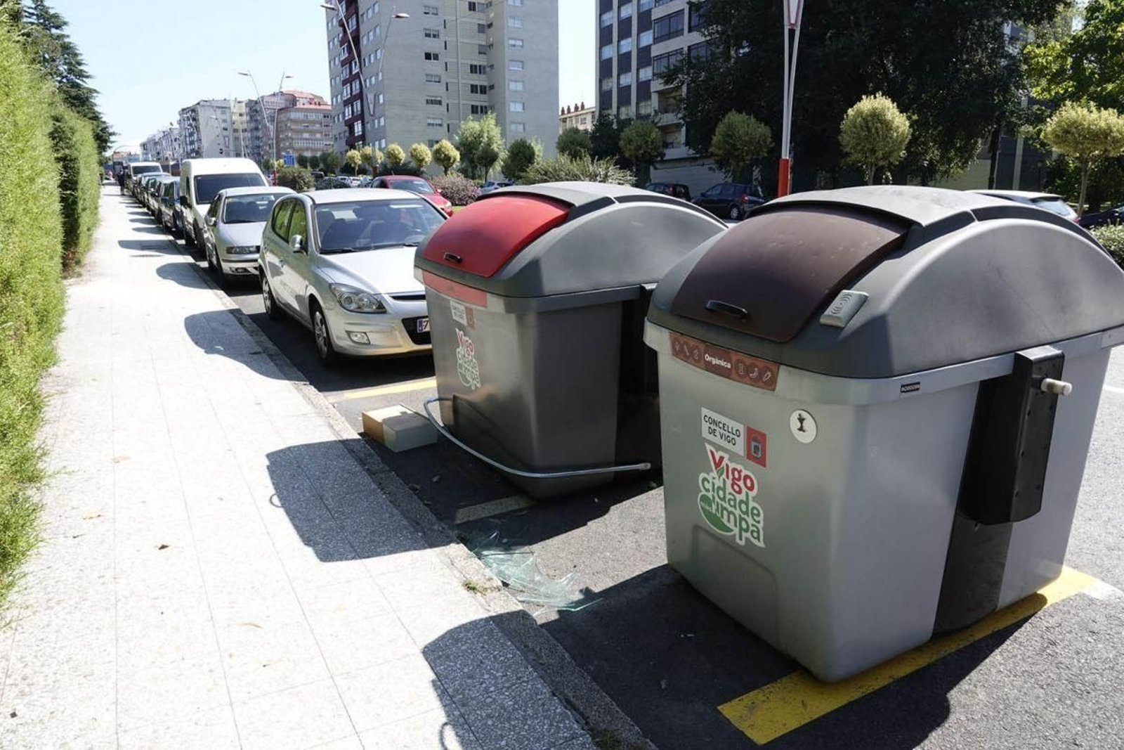 Uno de los nuevos contenedores marrones para residuos orgánicos en la Avenida de Castelao.