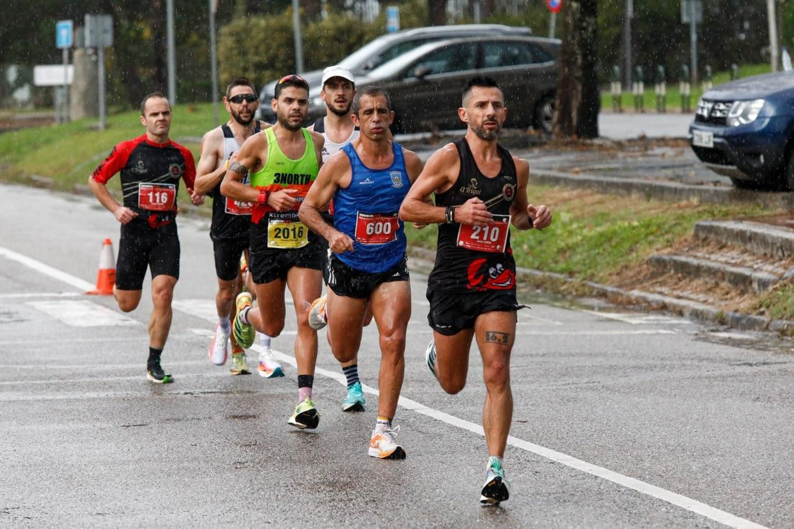 Un pequeño grupo de atletas.