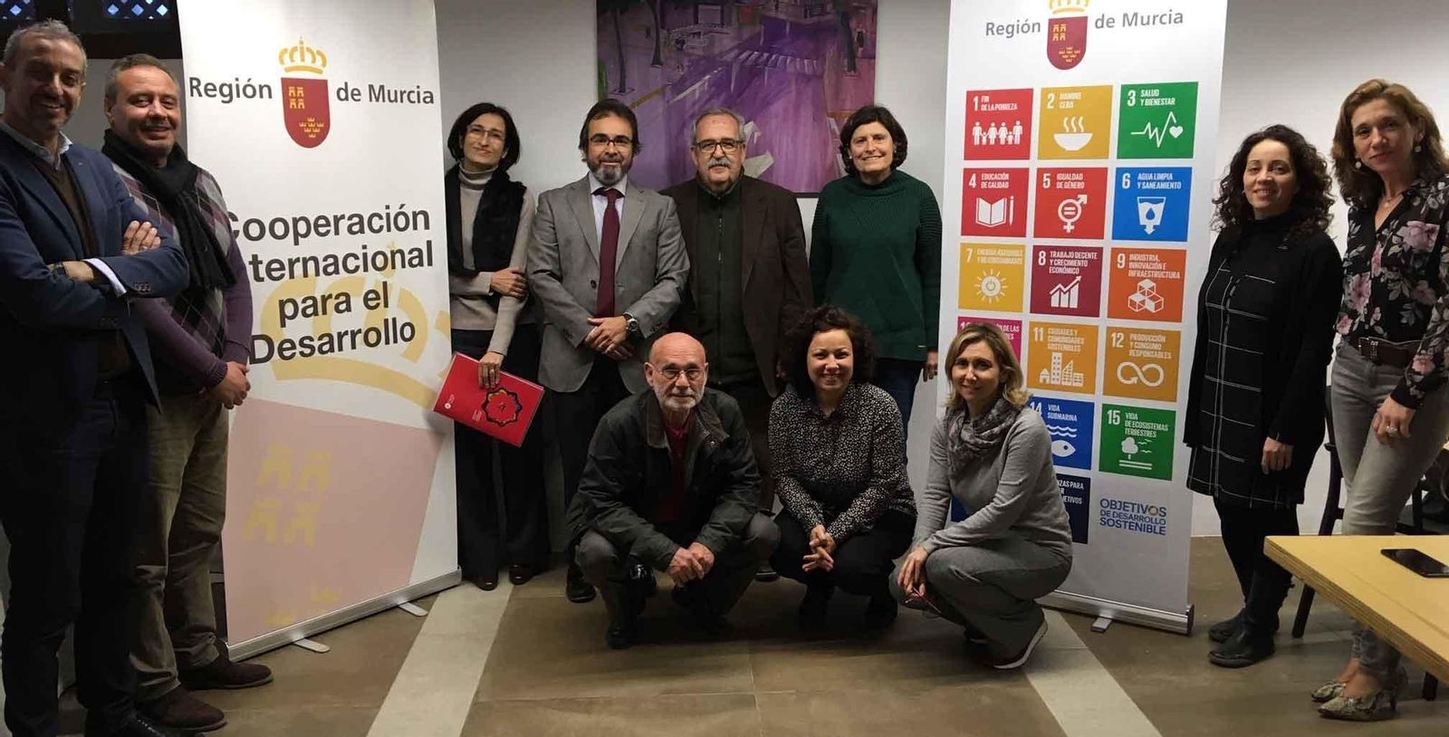 El consejero de Presidencia y el director general de Cooperación, con los representantes de las entidades beneficiarias