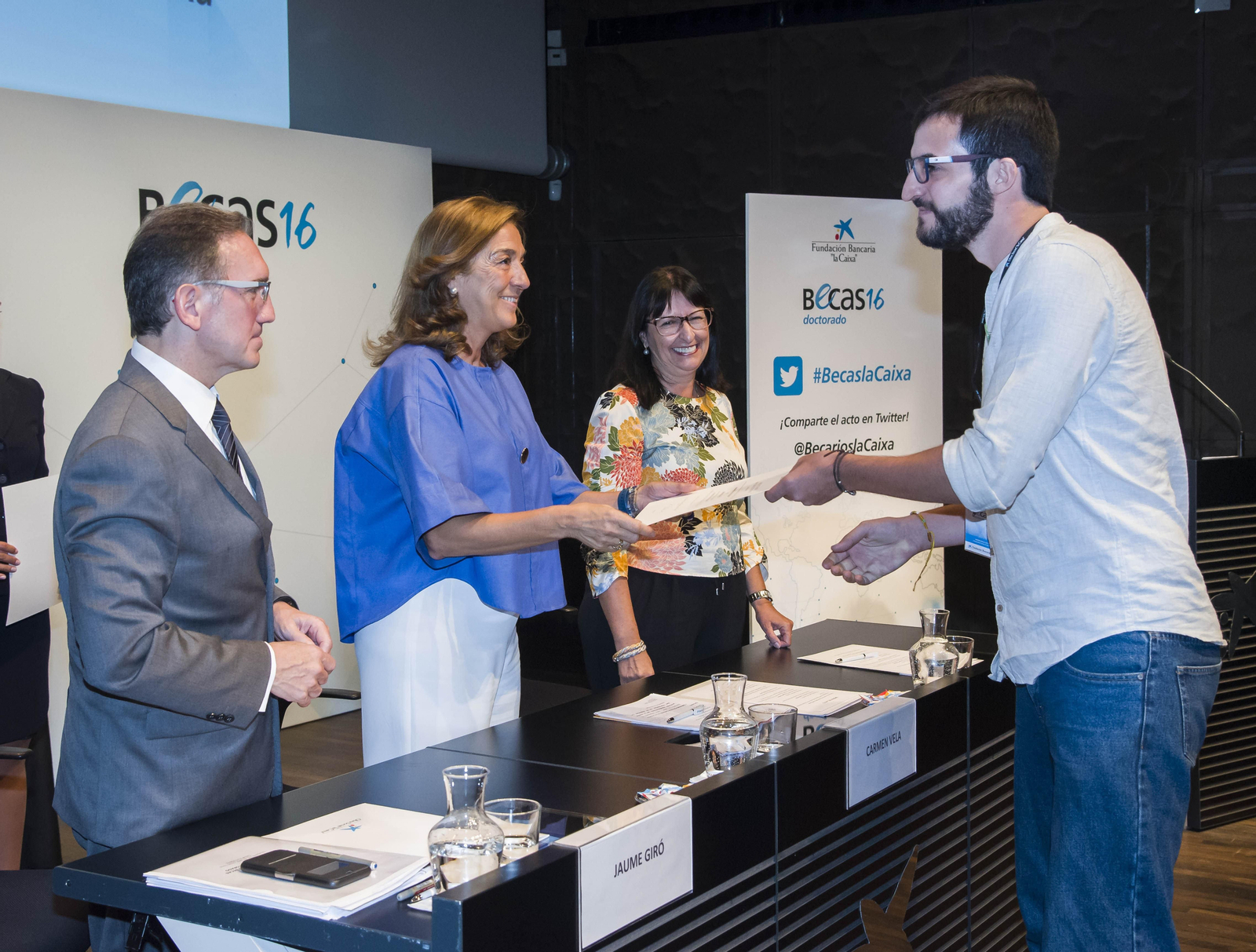 Momento en el que se le hace entrega del diploma a uno de los becados.