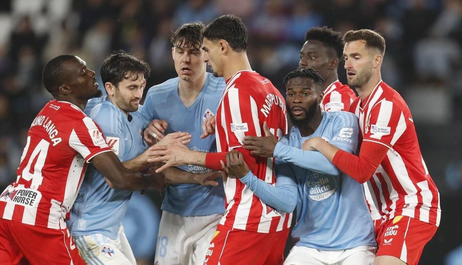 Jo Bamba trata de zafarse de la vigilancia de un rival en una acción a balón parado en el partido de ayer disputado en Balaídos.