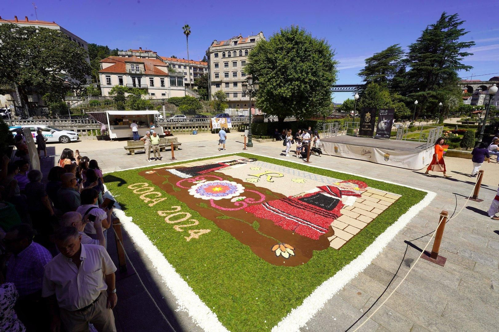 Alfombras florales en la Festa da Coca de Redondela 2024.