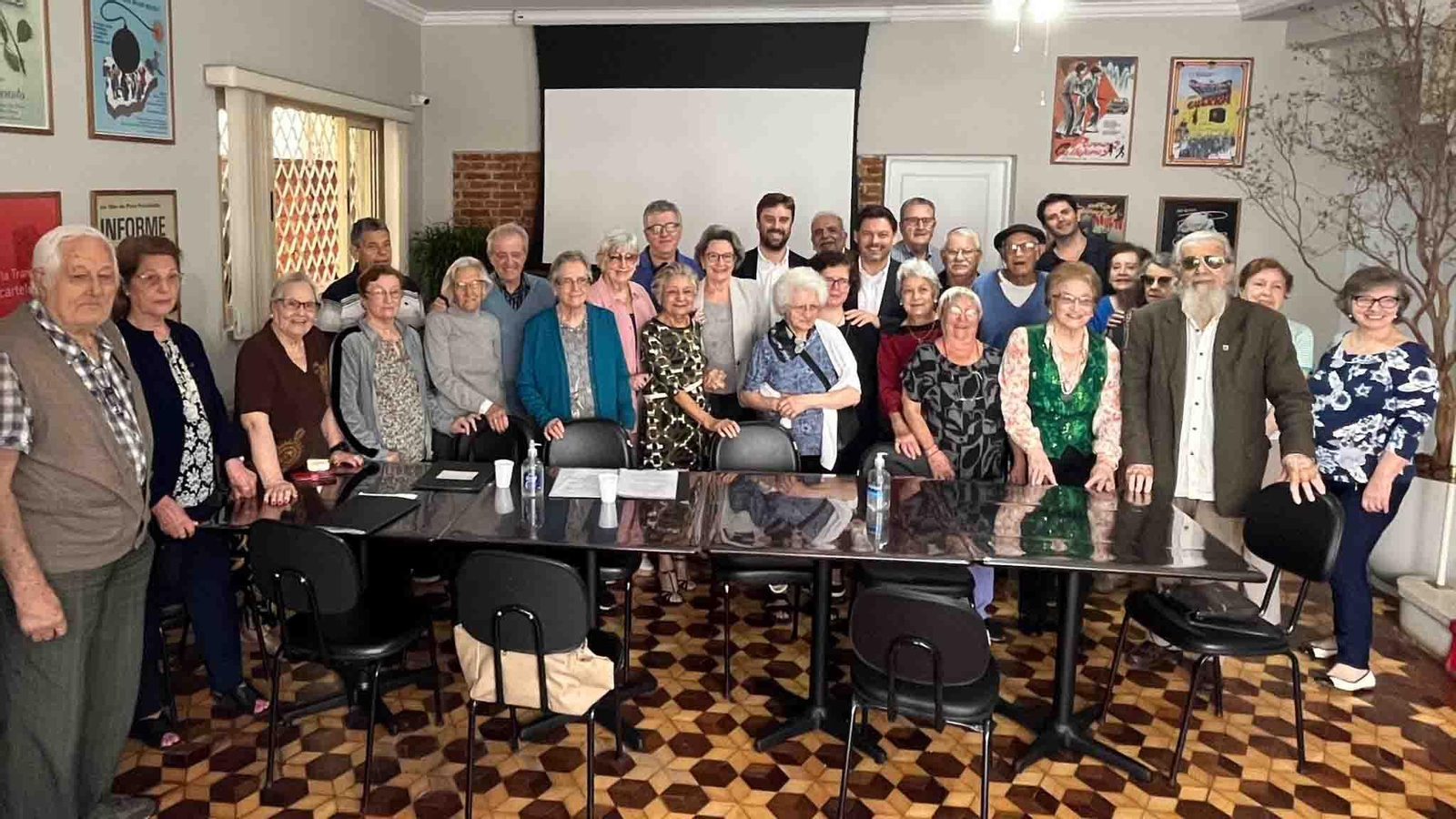 Imagen de la visita del secretario xeral da Emigración a la Sociedade Beneficente Rosalía de Castro de São Paulo