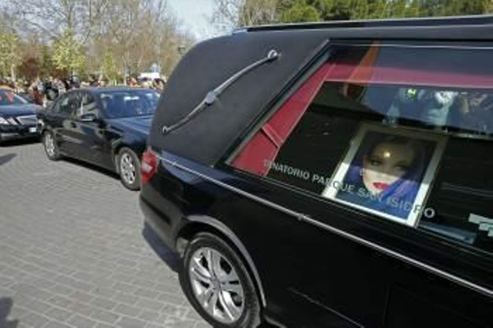 La comitiva que acompaña los restos mortales de la actriz y cantante Sara Montiel.