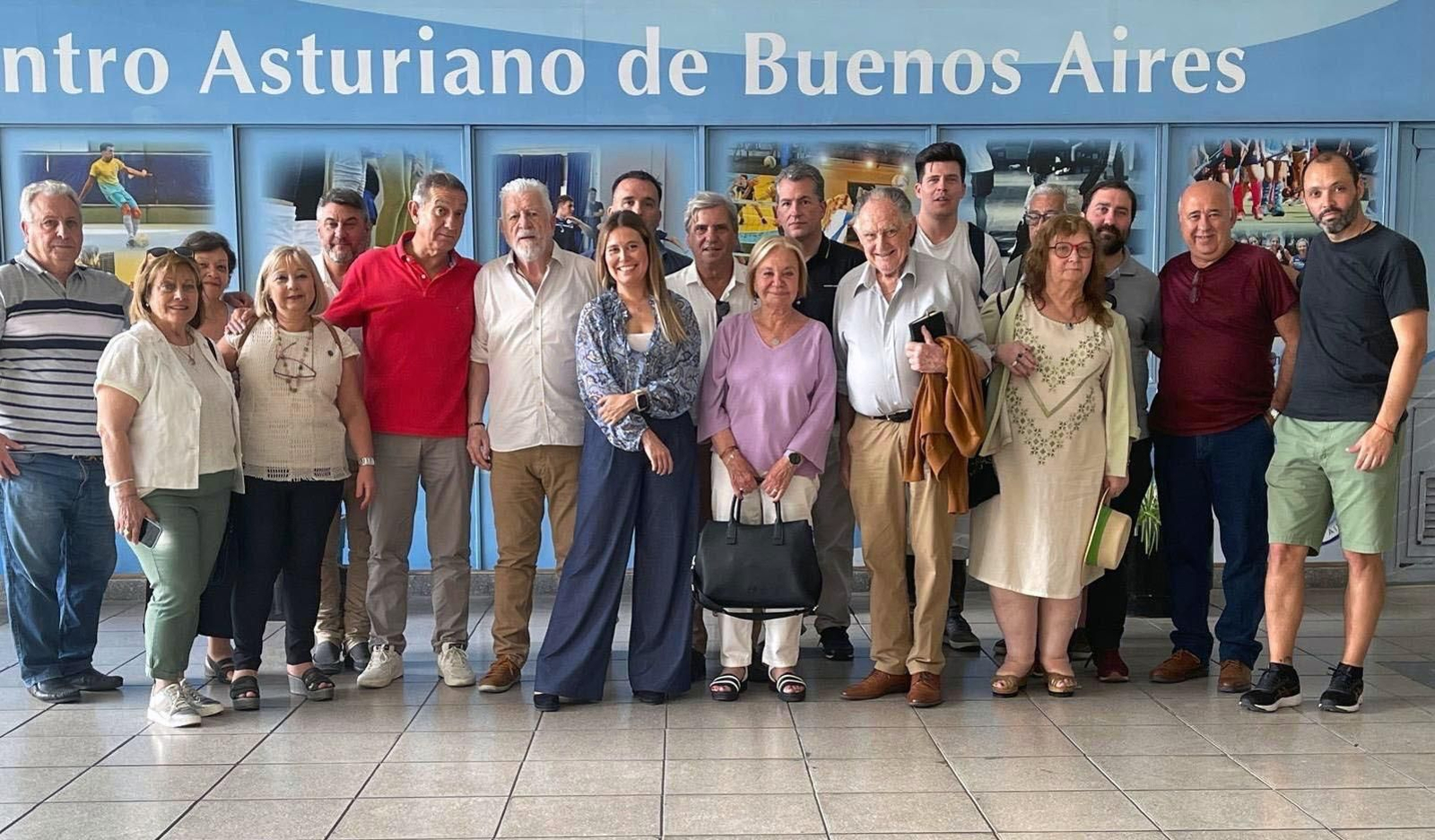 La directora general de Emigración y Políticas de Retorno, Olaya Romano, y la presidenta del Consejo de Comunidades Asturianas, Paz Fernández Felgueroso, durante una reunión con representantes de las entidades.
