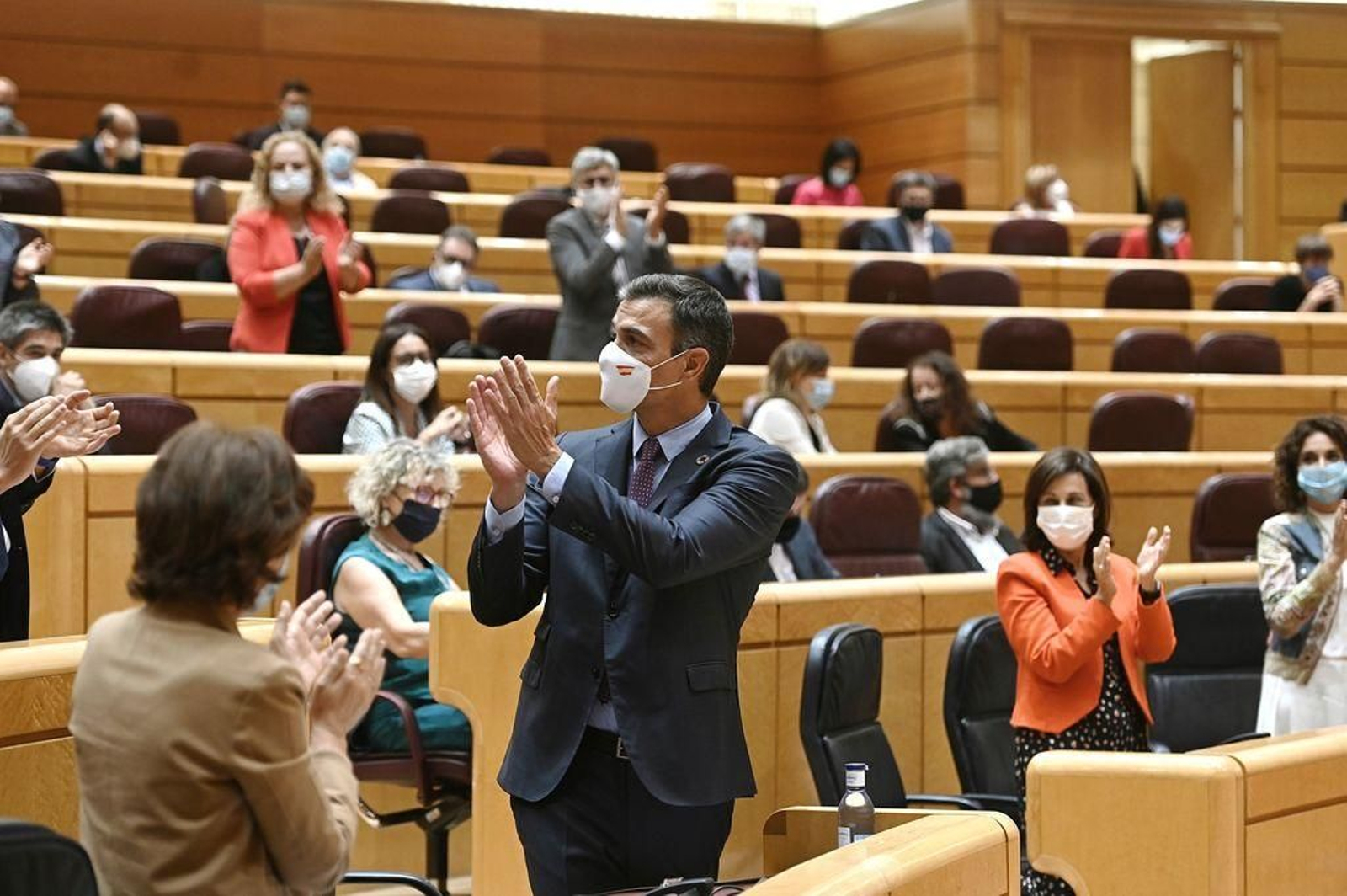 Pedro Sánchez, recibiendo el aplauso de los suyos en el Senado.