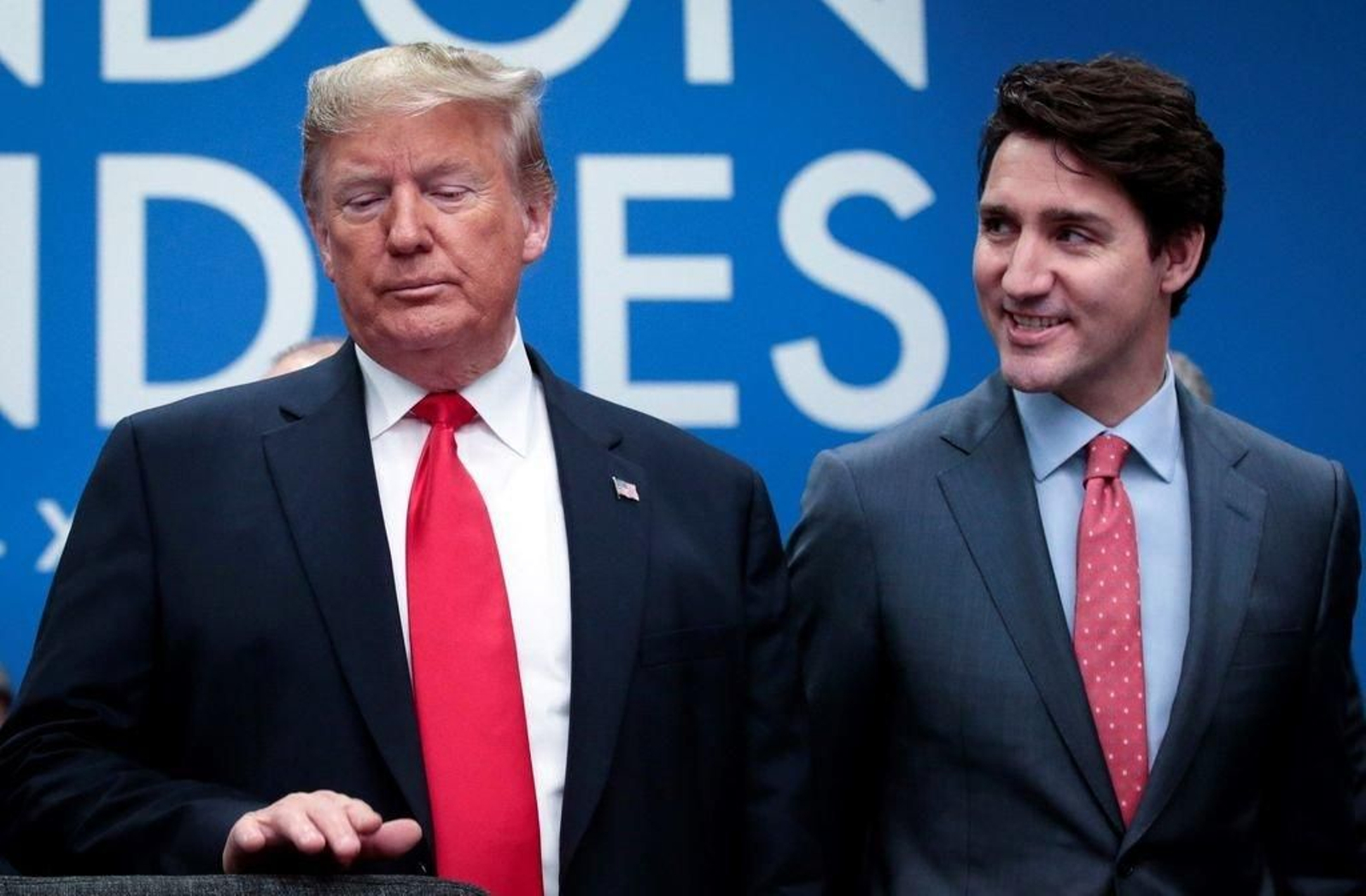 Donald Trump junto al primer ministro canadiense Justin Trudeau, ayer en la cumbre de la OTAN.