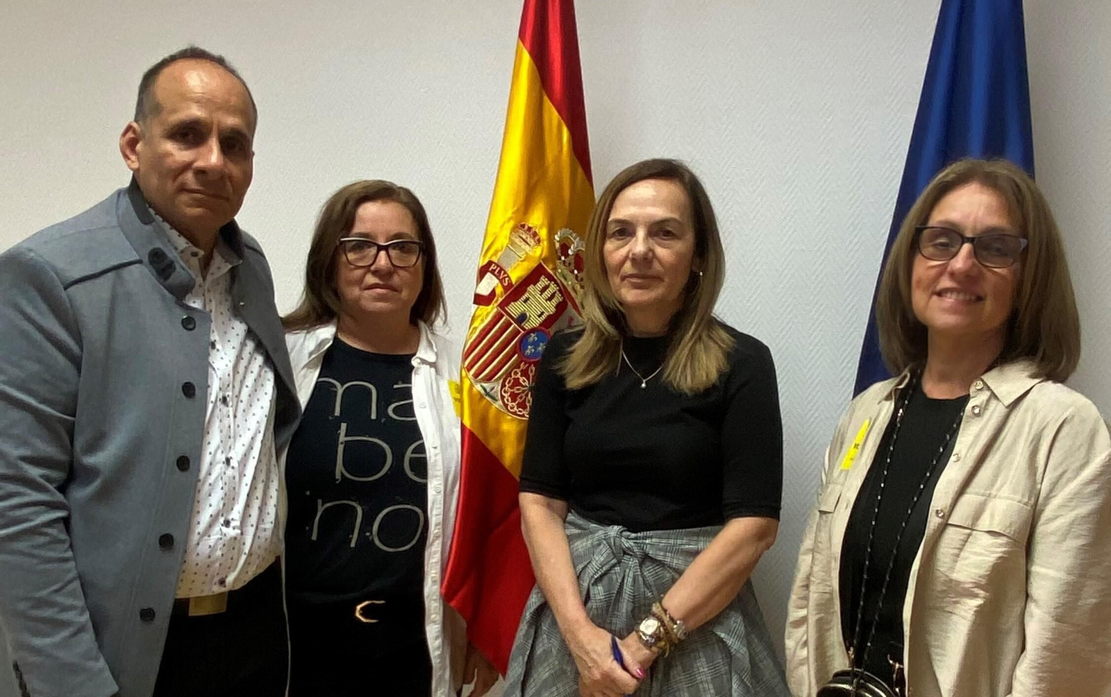 Elena Bernado, junto a los representantes de ASOVEDRA.