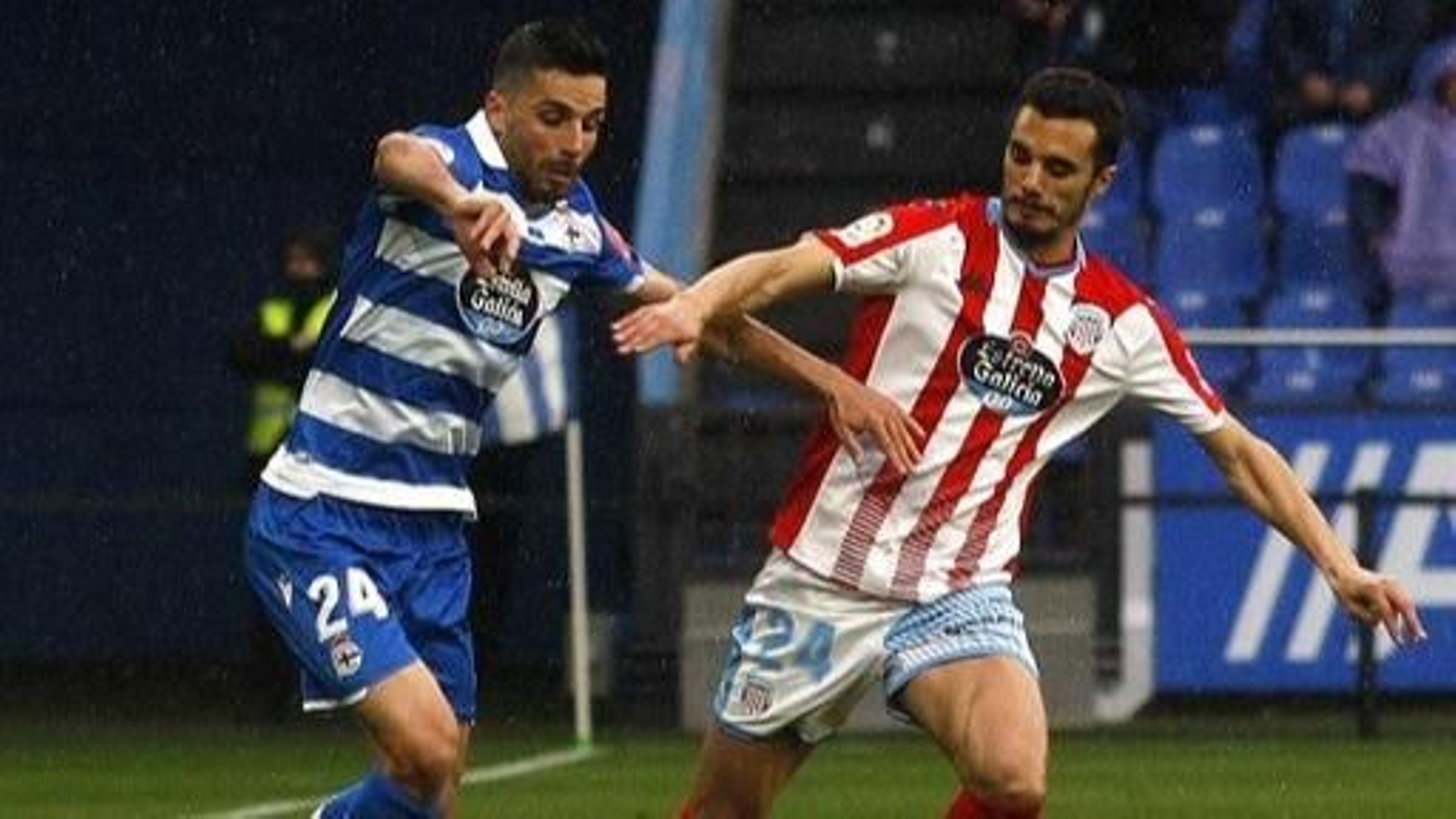 Eneko Bóveda trata de superar a Iriome en el partido de ayer.