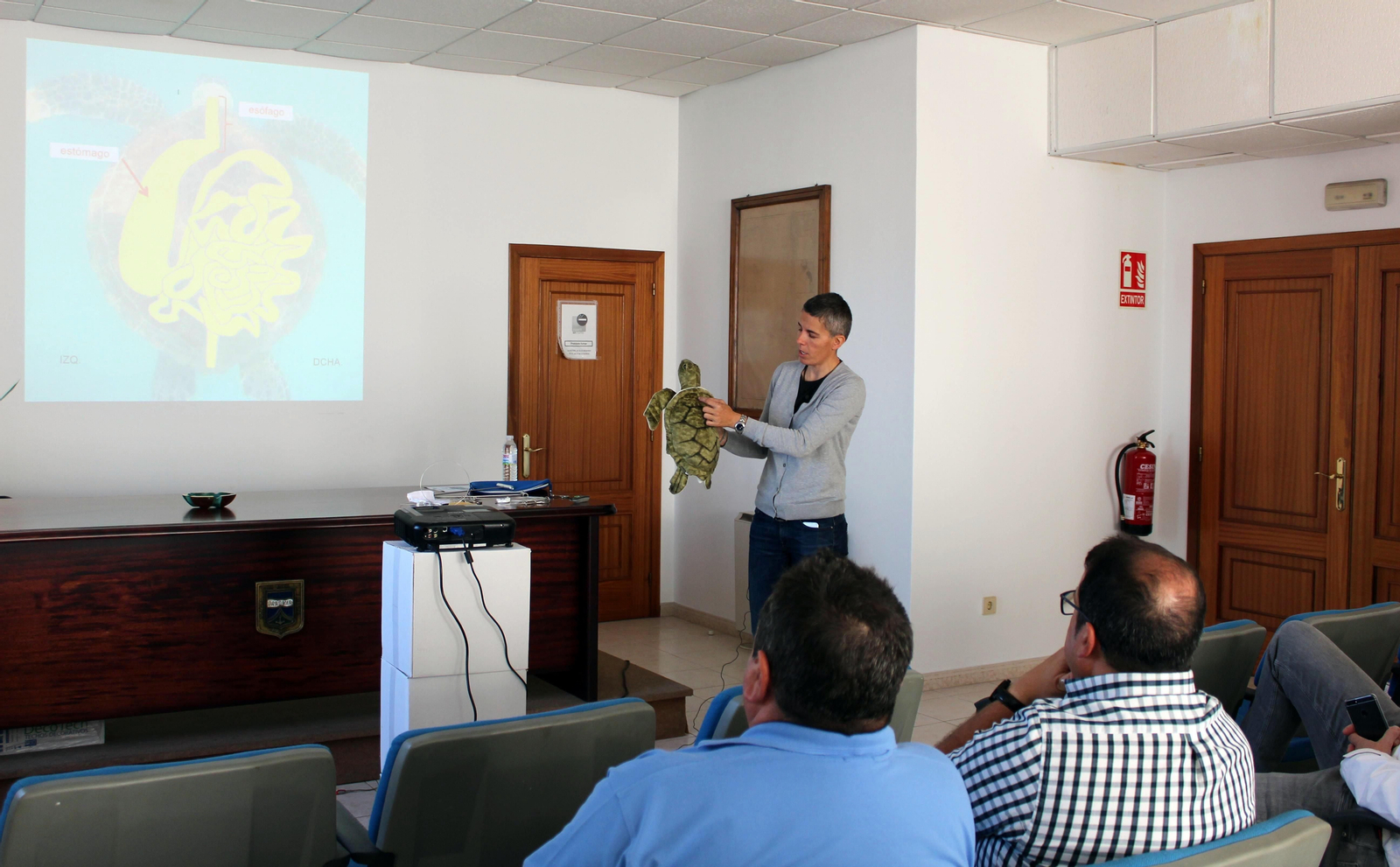 Mariluz Parga, veterinaria de Submon, mostró a los marineros los ejercicios de reanimación para tortugas marinas.