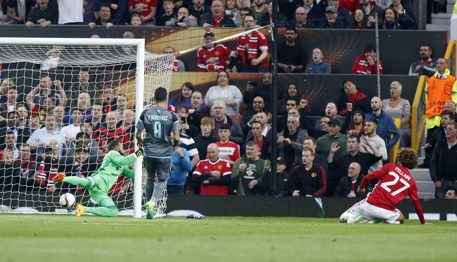 Las mejores imágenes del partido de vuelta entre Manchester United y Celta (1-1). // J.V. Landín