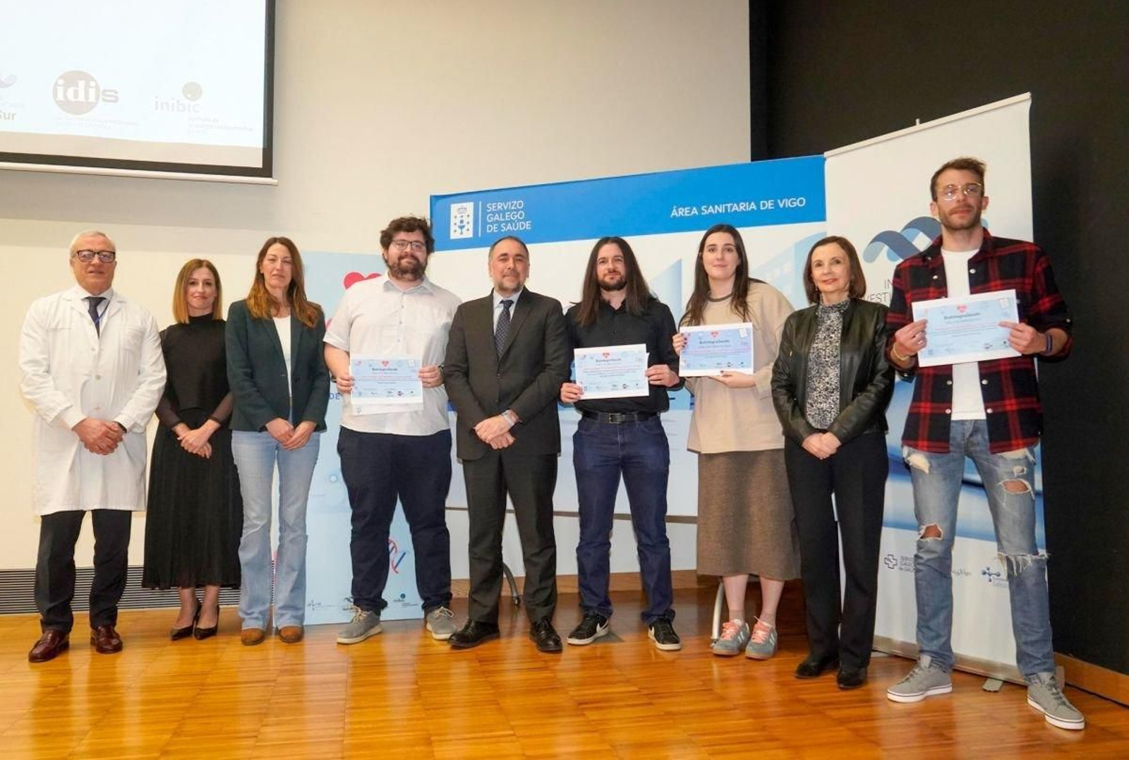 El conselleiro, Julio Comesaña, con los organizadores del congreso y los premiados, en el Cunqueiro.