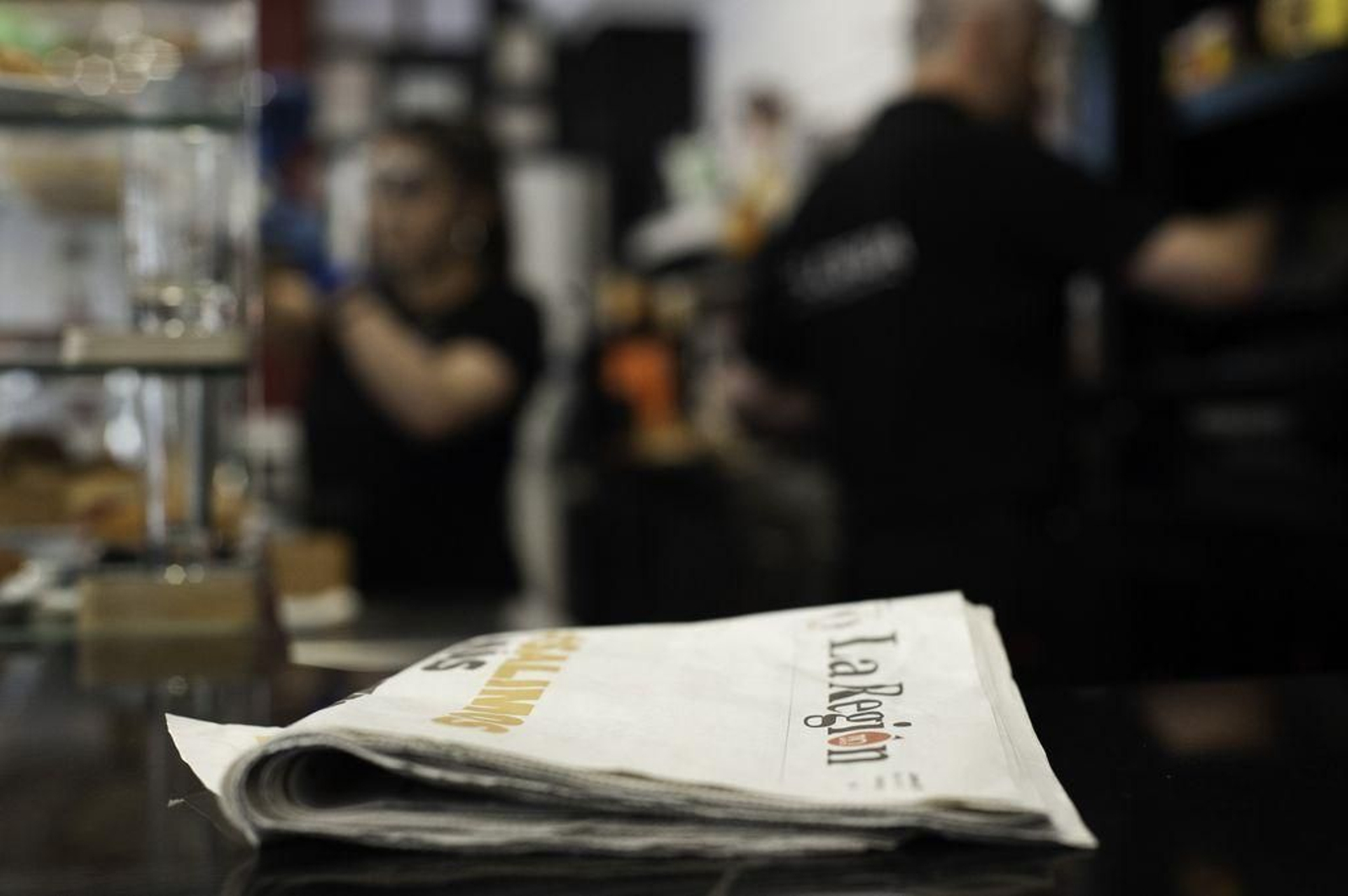 Periódico a disposición de los clientes que lo demanden en la barra de un local de hostelería.