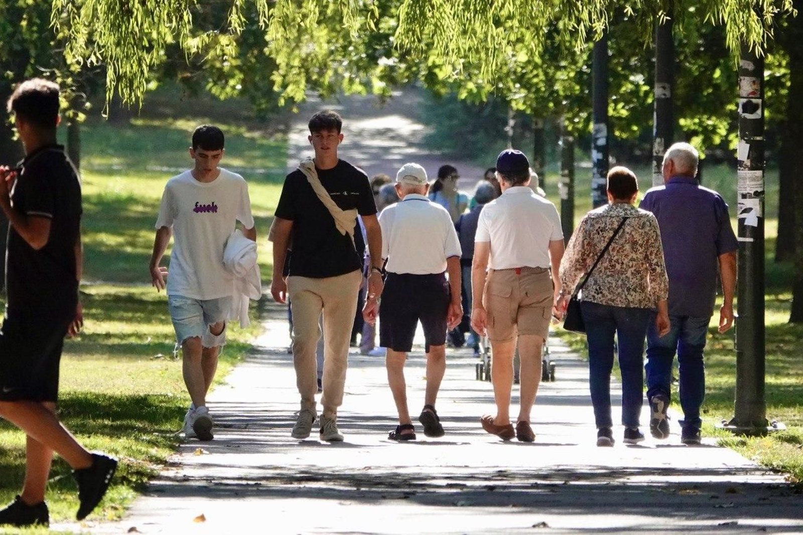 Ciudadanos caminando por Vigo. // Vicente Alonso