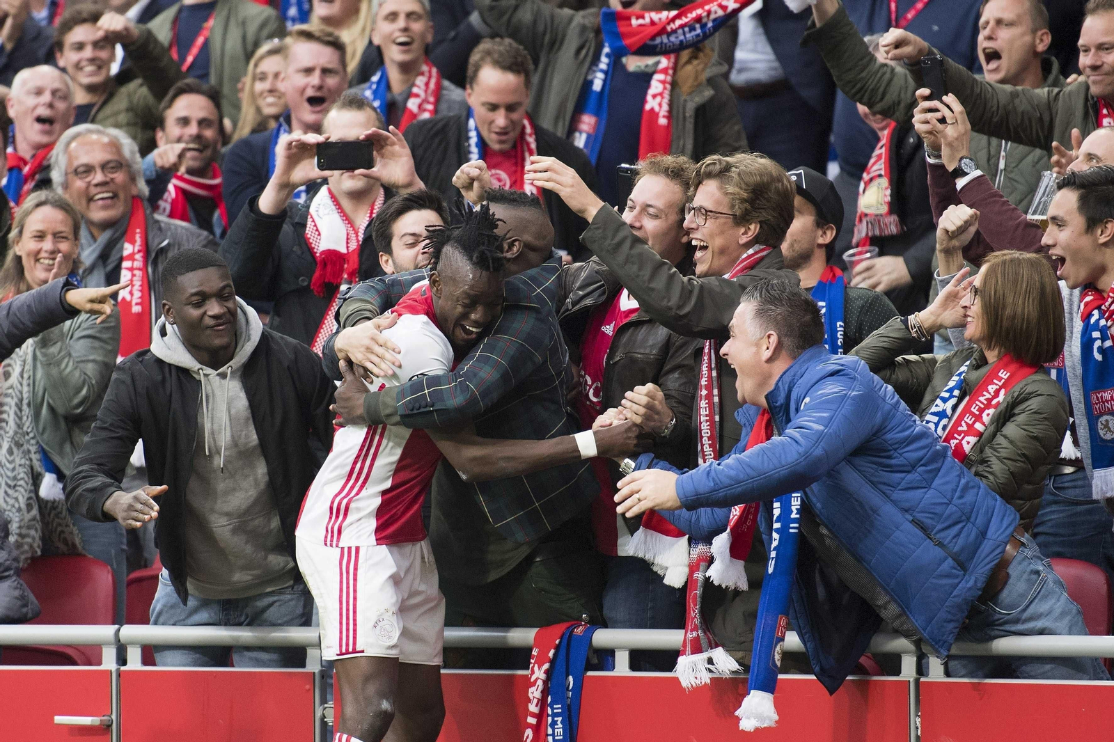 Traoré celebra uno de sus goles en el partido de ayer con la afición del Ajax.