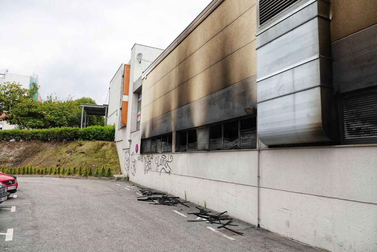 El edificio de la piscina municipal de Teis, tras verse afectado por el incendio.