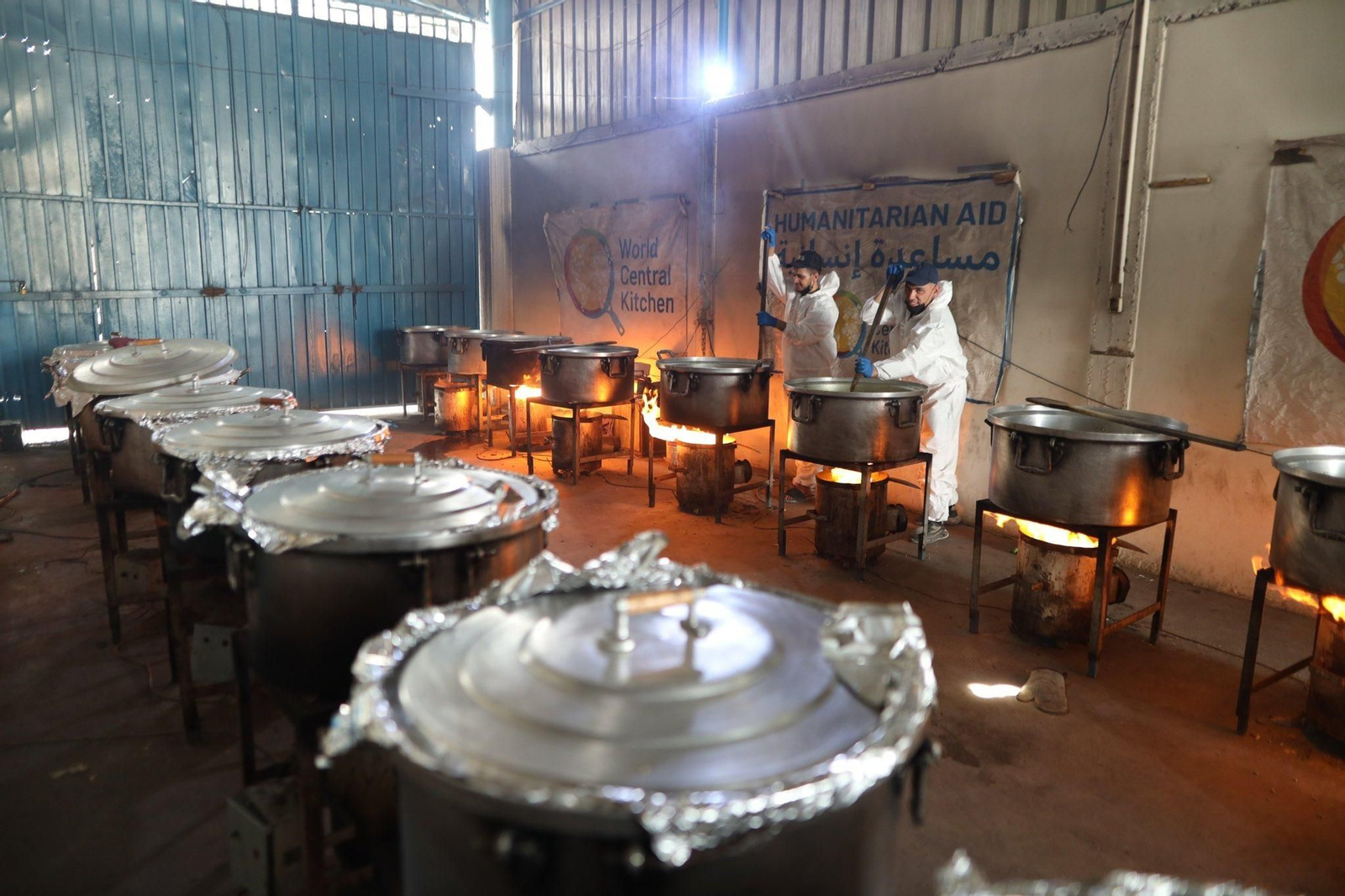 Trabajadores de World Centra Kitchen preparan la comida en la Franja de Gaza.