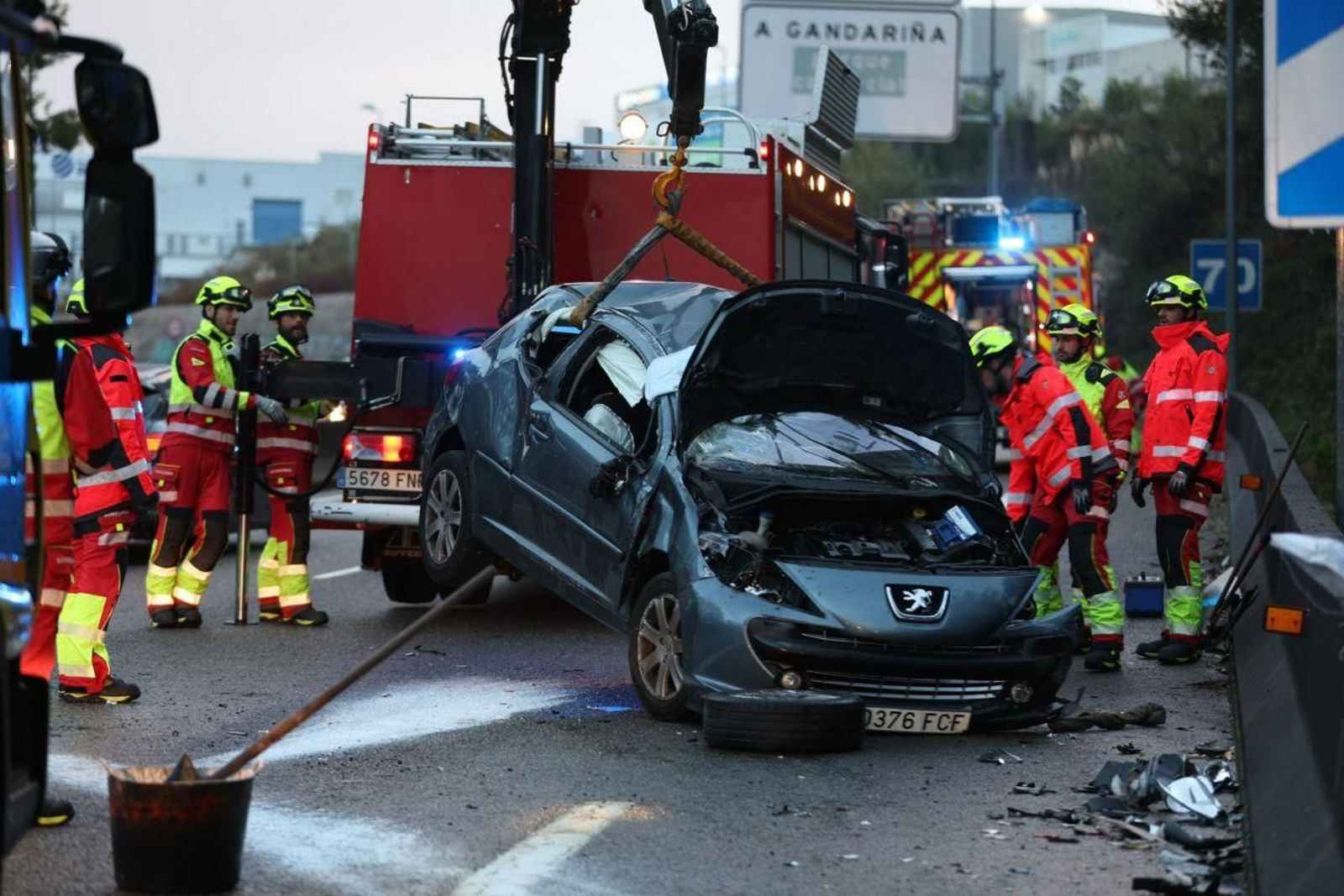 El coche accidentado ayer en la autovía A-55, en el accidente diario.