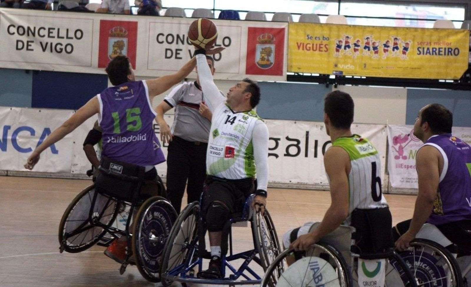 Salvador Zavala atrapa un balón en un partido con el Amfiv.