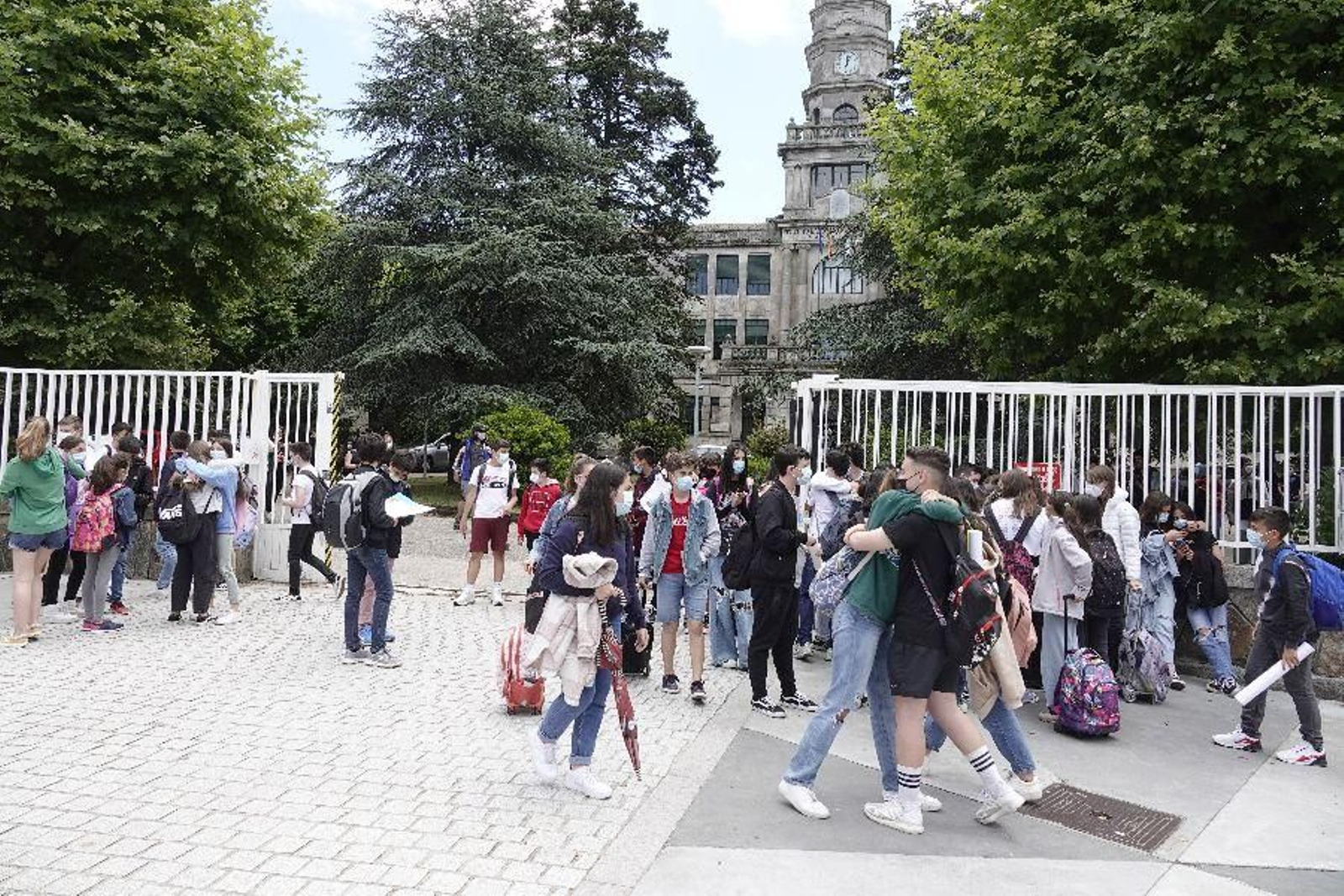 El curso del covid se despide con abrazos. // Vicente Alonso