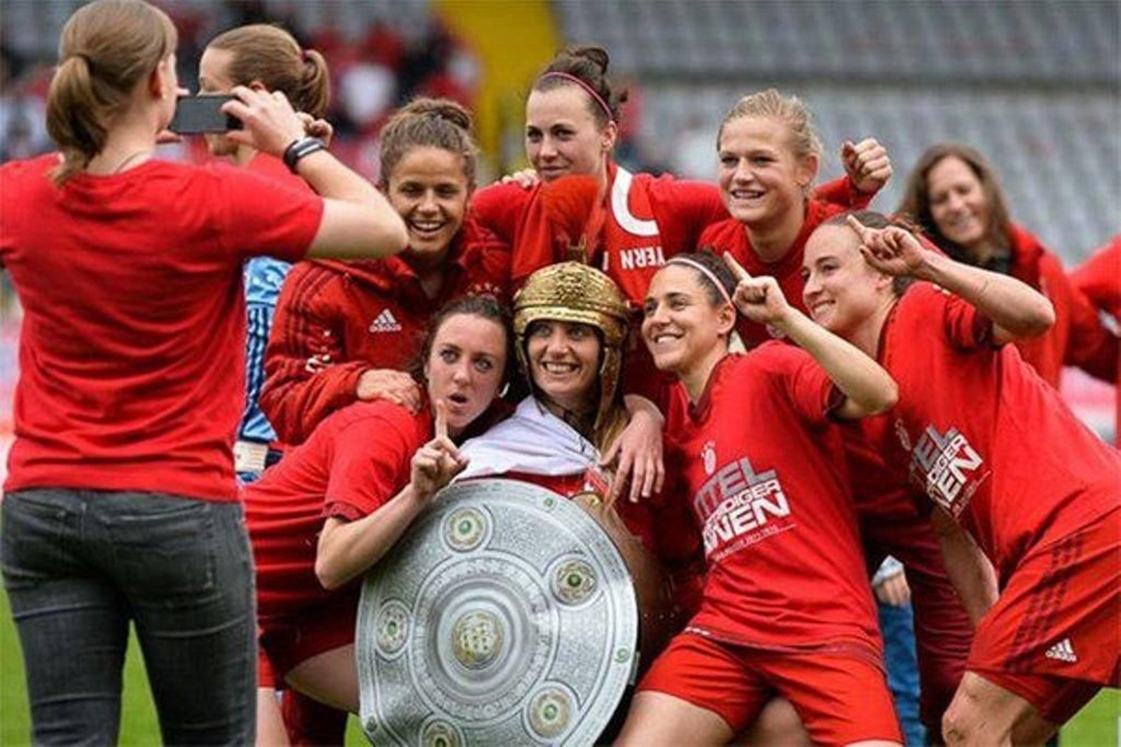 Vero Boquete celebra junto a sus compañeras la Bundesliga.
