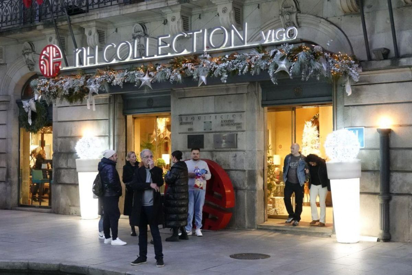 Residentes en hoteles, ayer por la tarde, ya en la “operación salida”.