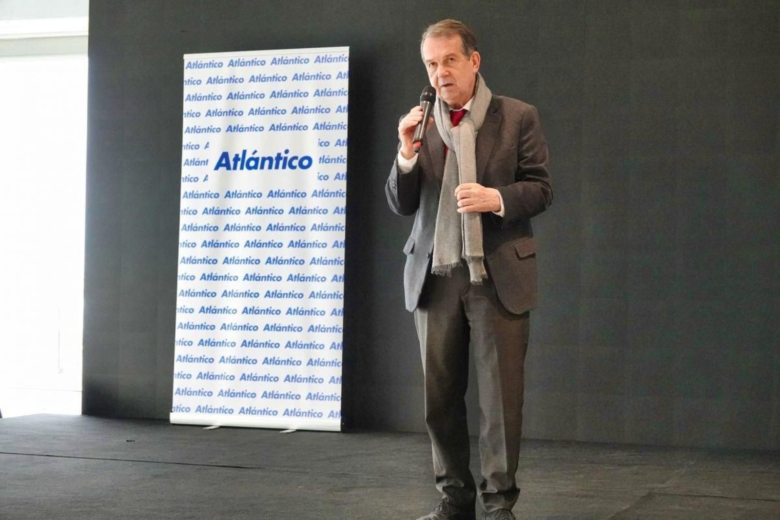 El alcalde saludó a los premiados, que lo recibieron efusivamente.