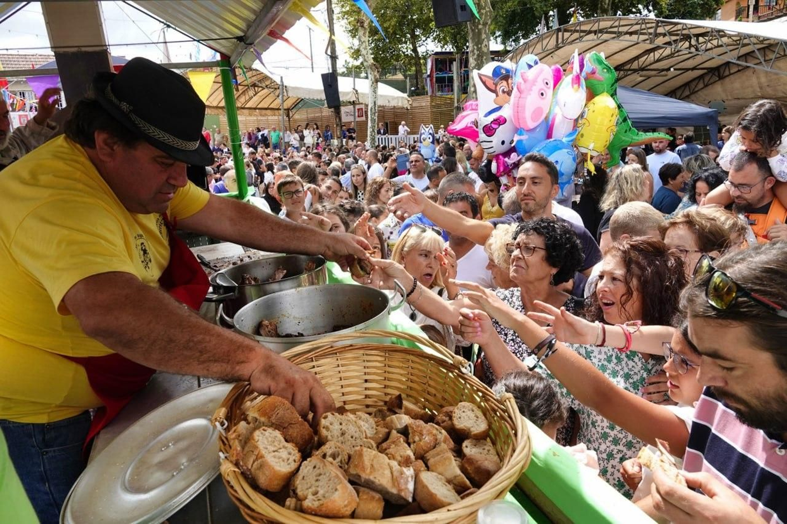 Reparto de comida en las fiestas de San Campio. // Vicente Alonso