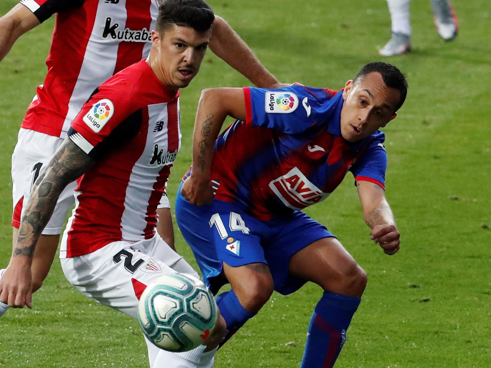 El centrocampista del Athletic Club, Dani García (i), disputa un balón ante Fabián Orellana (d), centrocampista chileno del Eibar