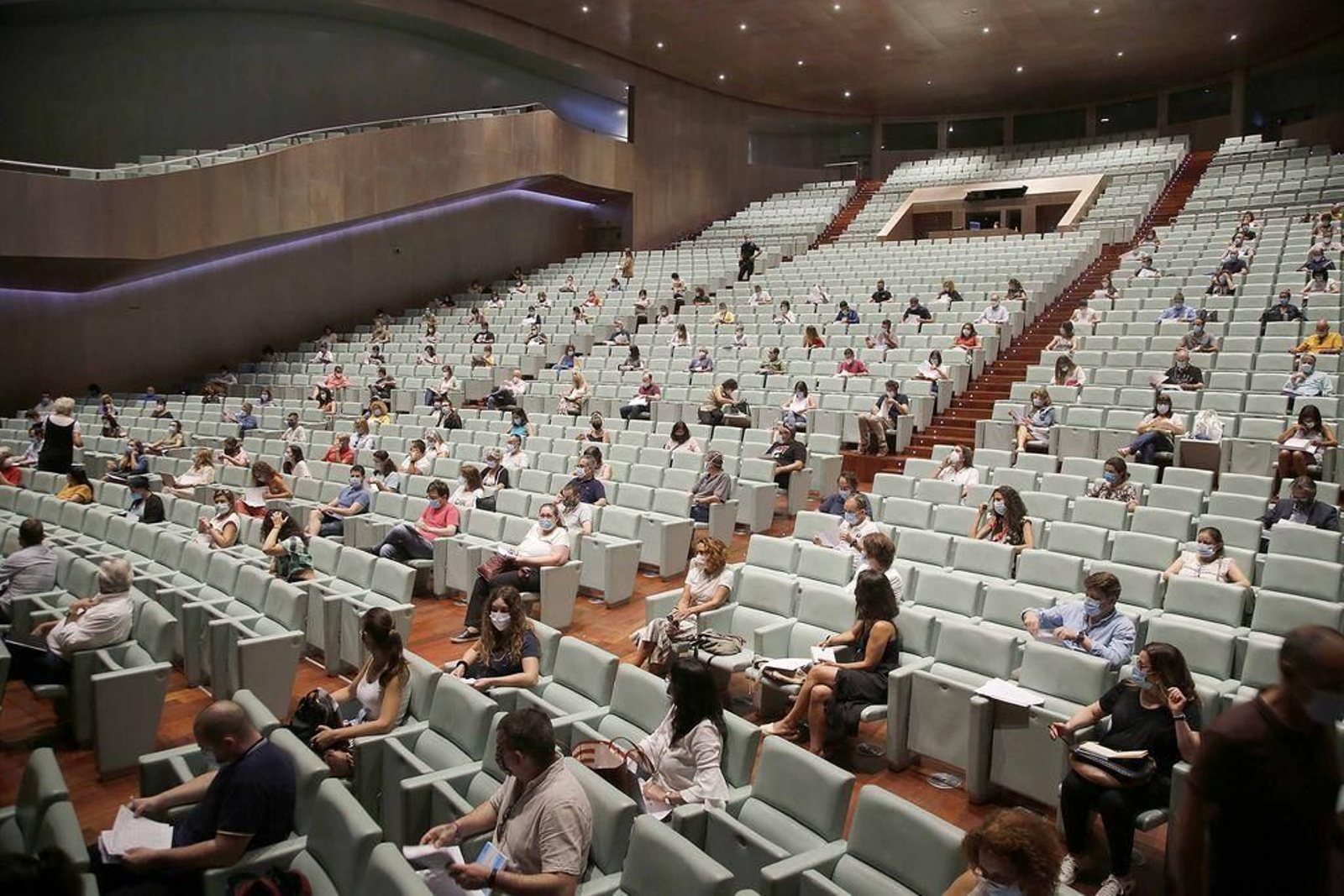 Los presidentes de mesa electoral, en el interior del Auditorio de Beiramar durante la reunión convocada por la Junta Electoral.