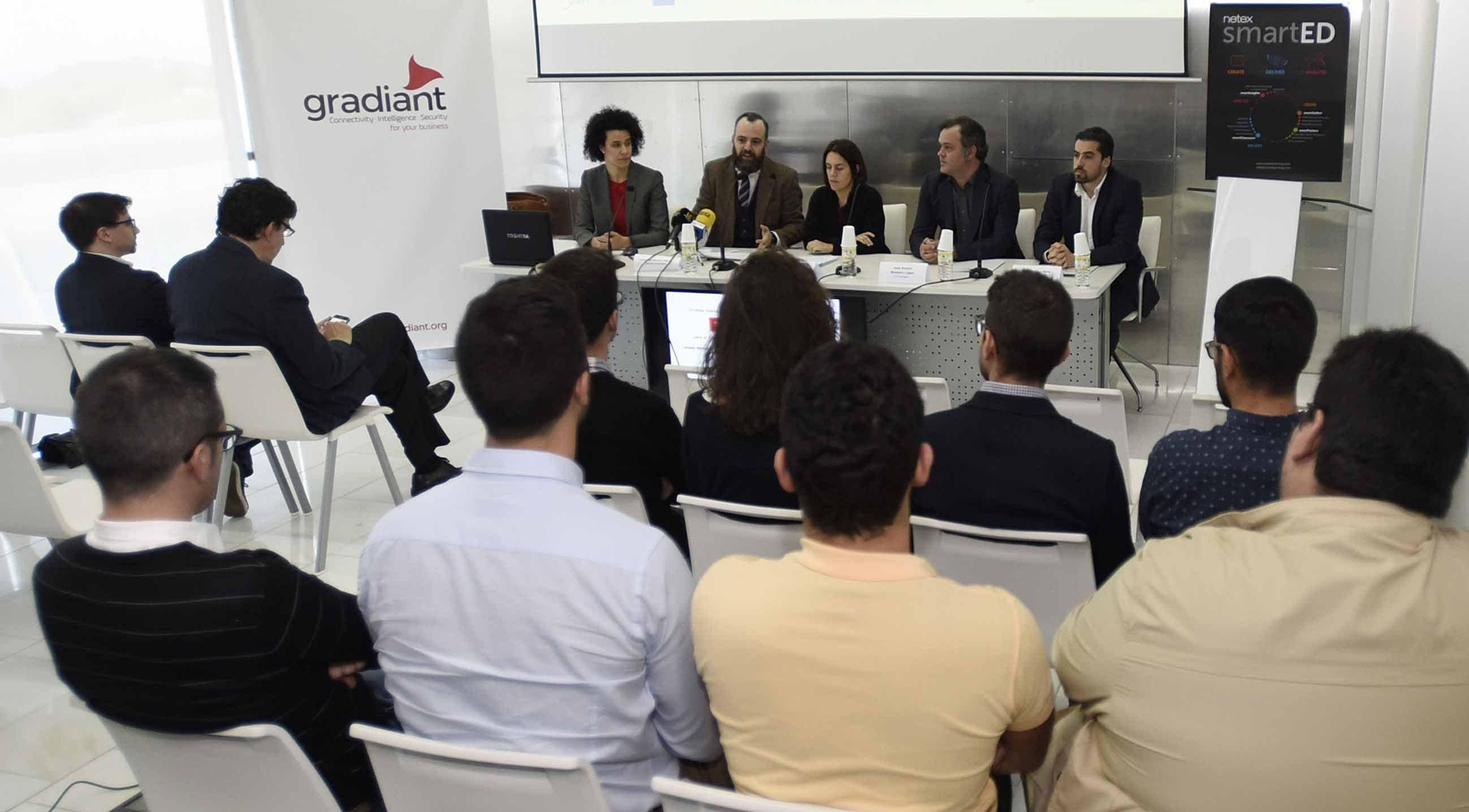 La directora de la Axencia de Innovación, con miembros de Gradiant y de Netex en Vigo.