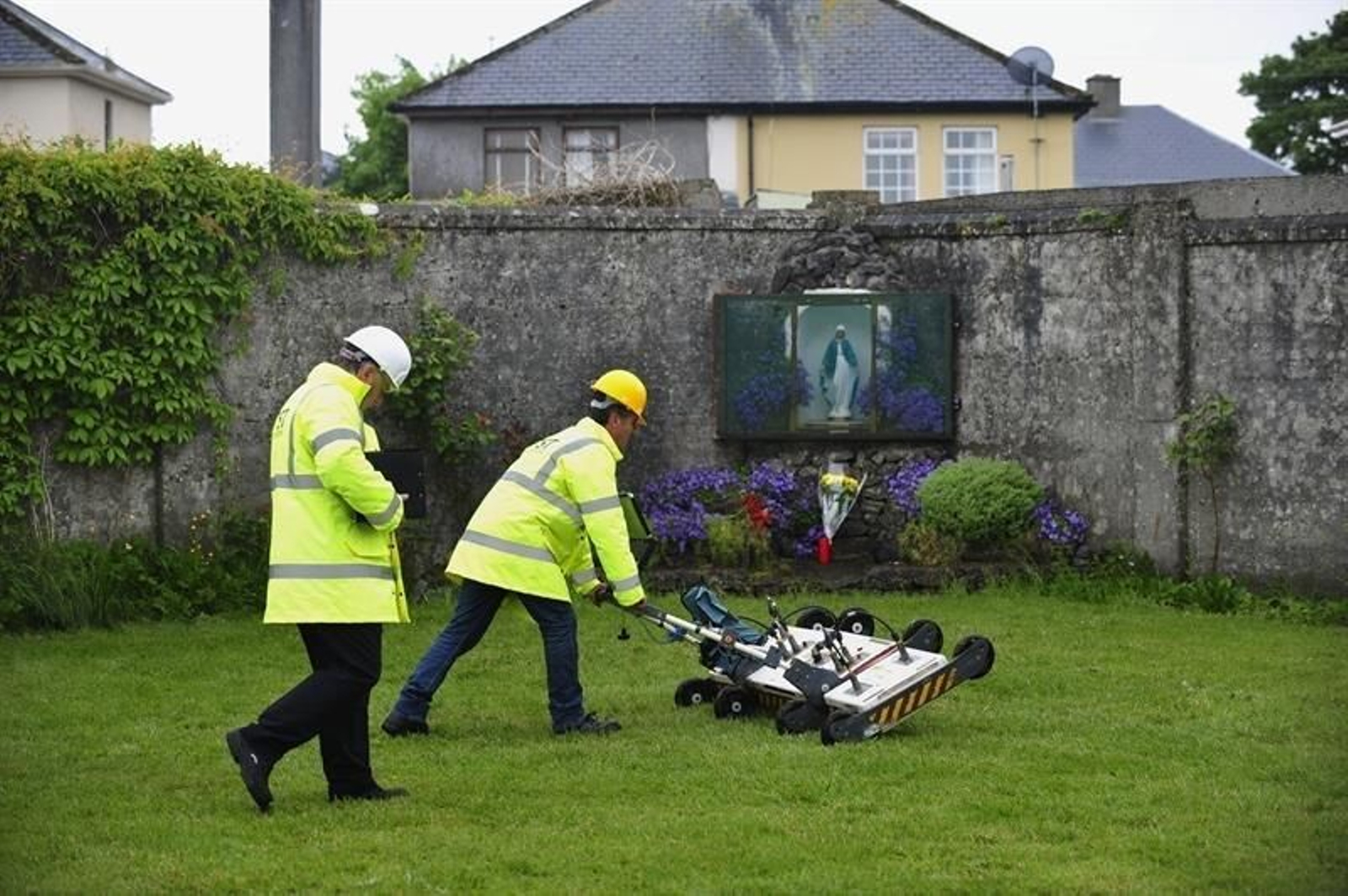 Dos ingenieros utilizando un georradar en el patio del Mother and Baby Home en Tuam.