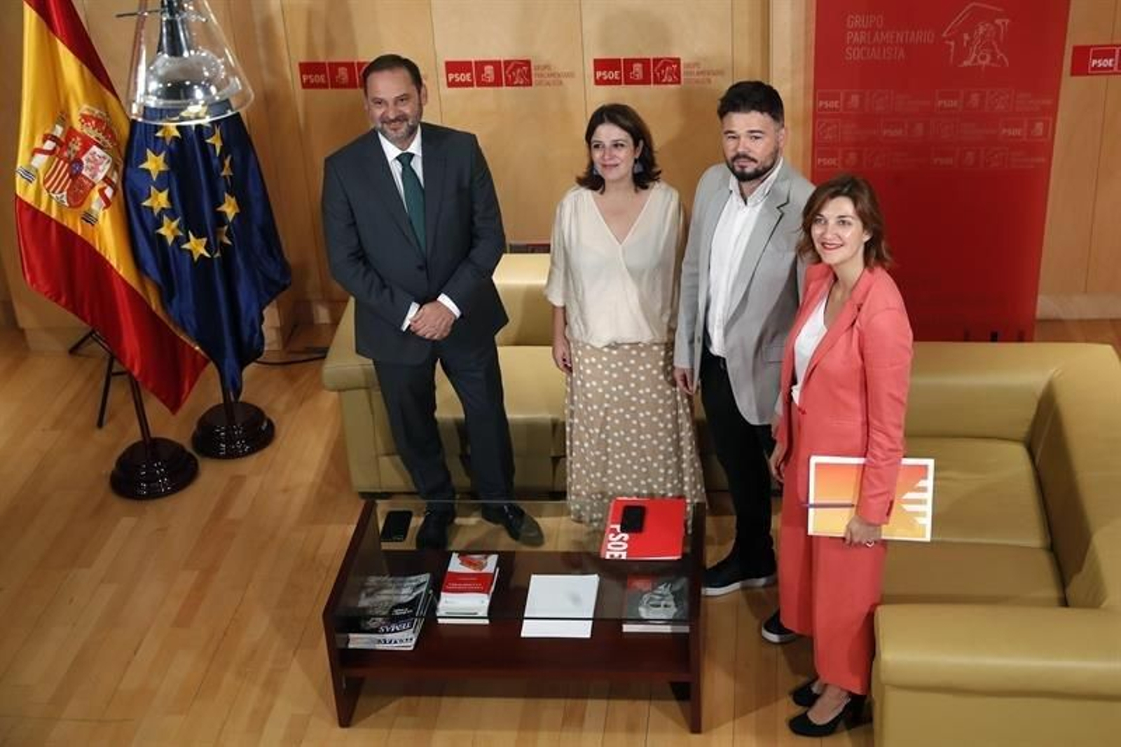 La vicesecretaria general y portavoz del Grupo Parlamentario Socialista, Adriana Lastra (2i), y el secretario de Organización y ministro de Fomento en funciones, José Luis Ábalos (i), se han reunido este miércoles con el portavoz de ERC en el Congreso, Gabriel Rufián (2d), y la portavoz adjunta, Carolina Telechea (d), en el Congreso de los Diputados