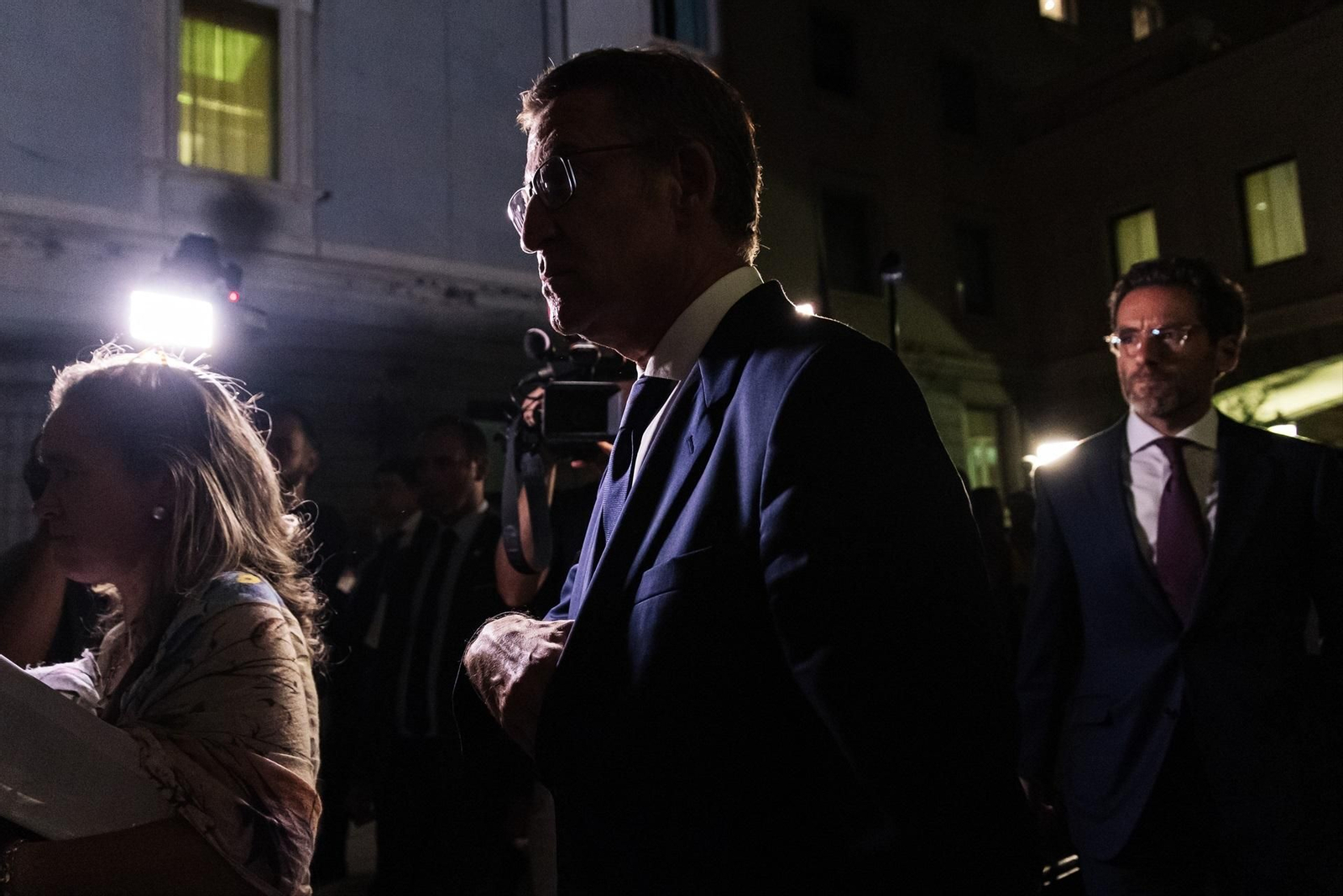 Feijóo sale del Congreso tras la primera jornada del debate de investidura.